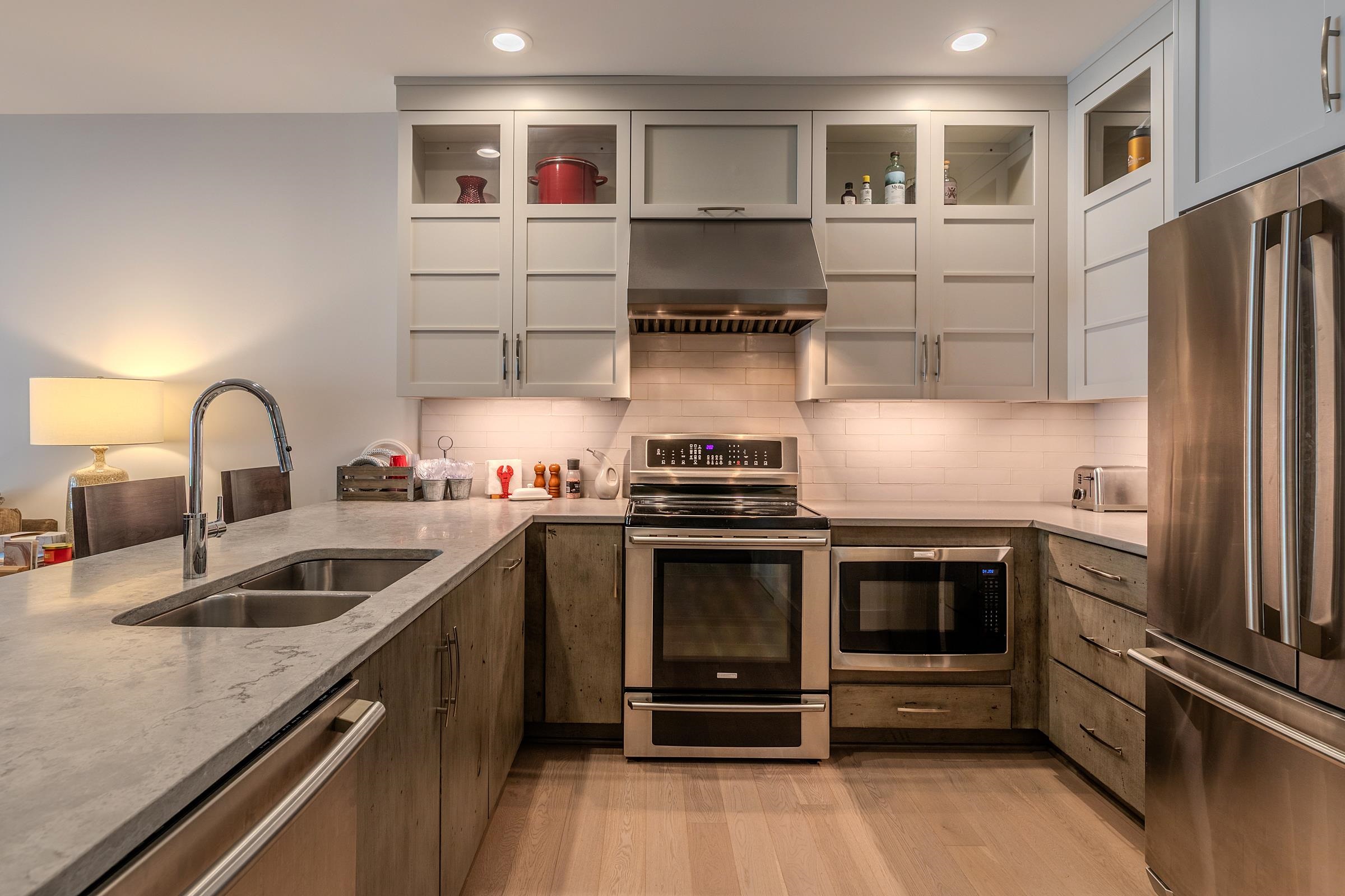 Full kitchen