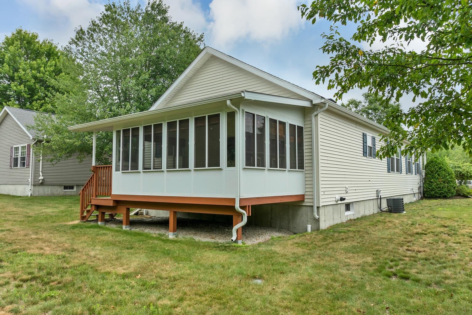 57 Sagewood Cir, Hooksett, NH 03106