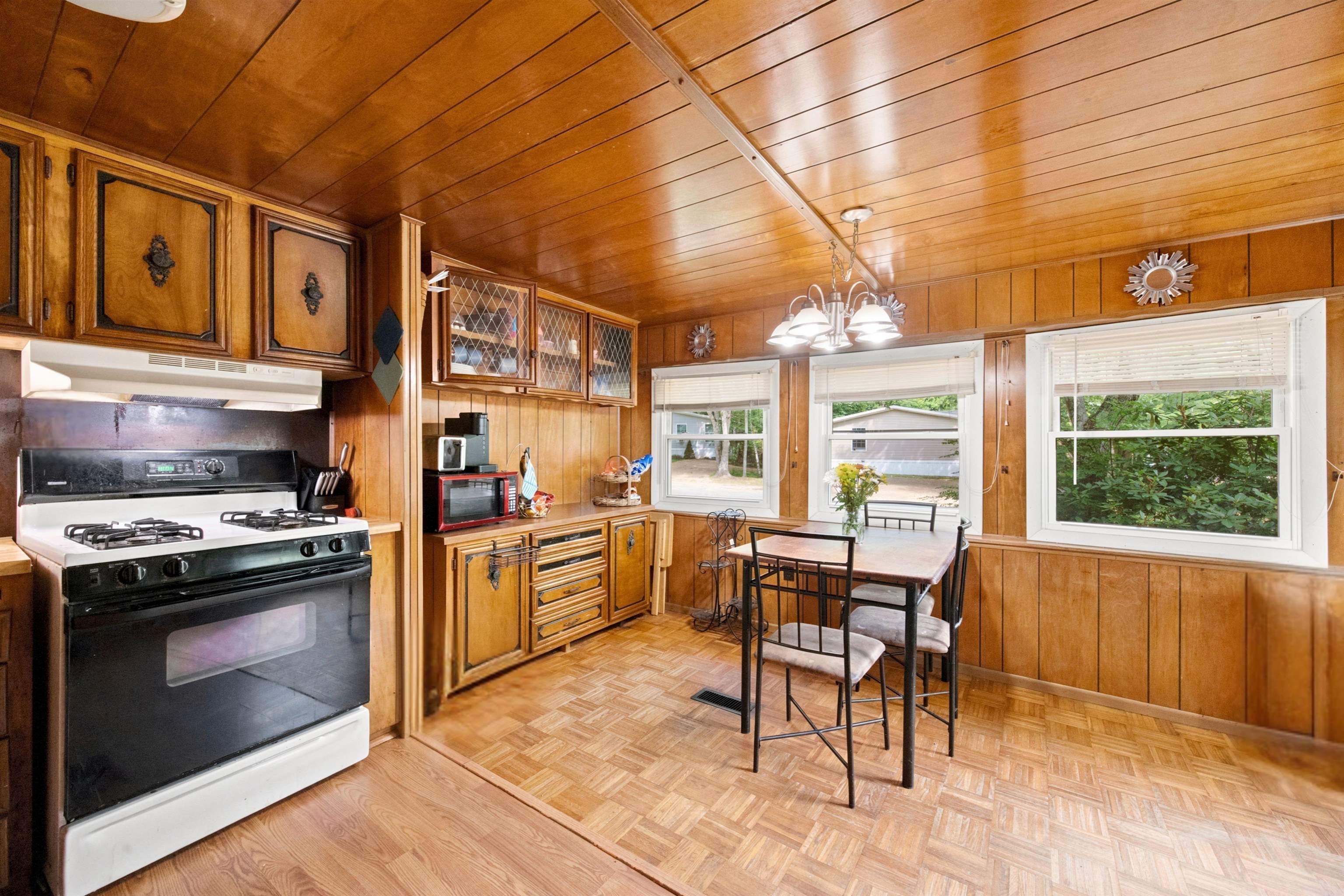 1 Hoover Cir, Loudon, NH 03307