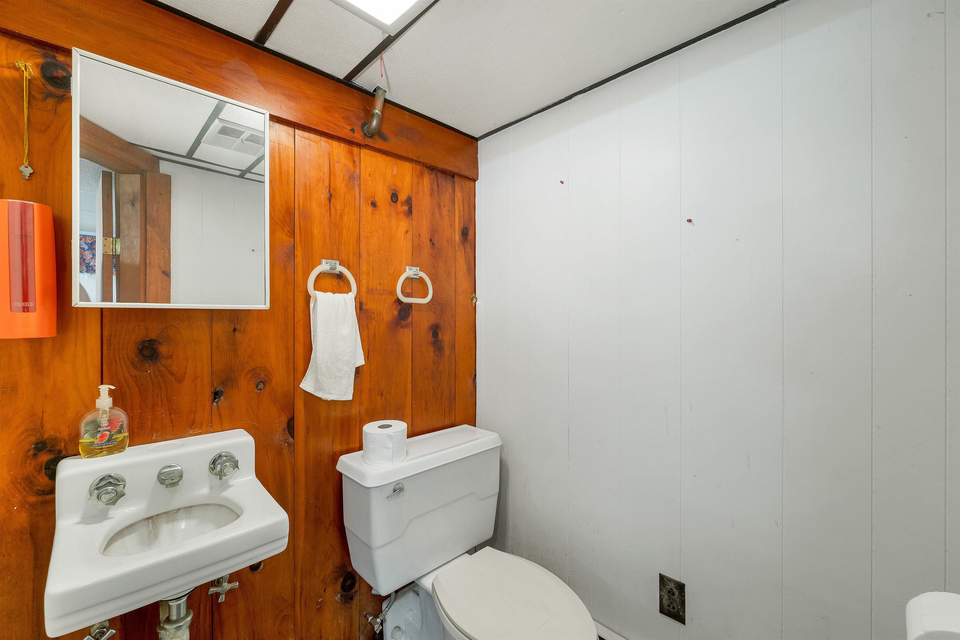 22 Medlyn St, Milford, NH 03055
