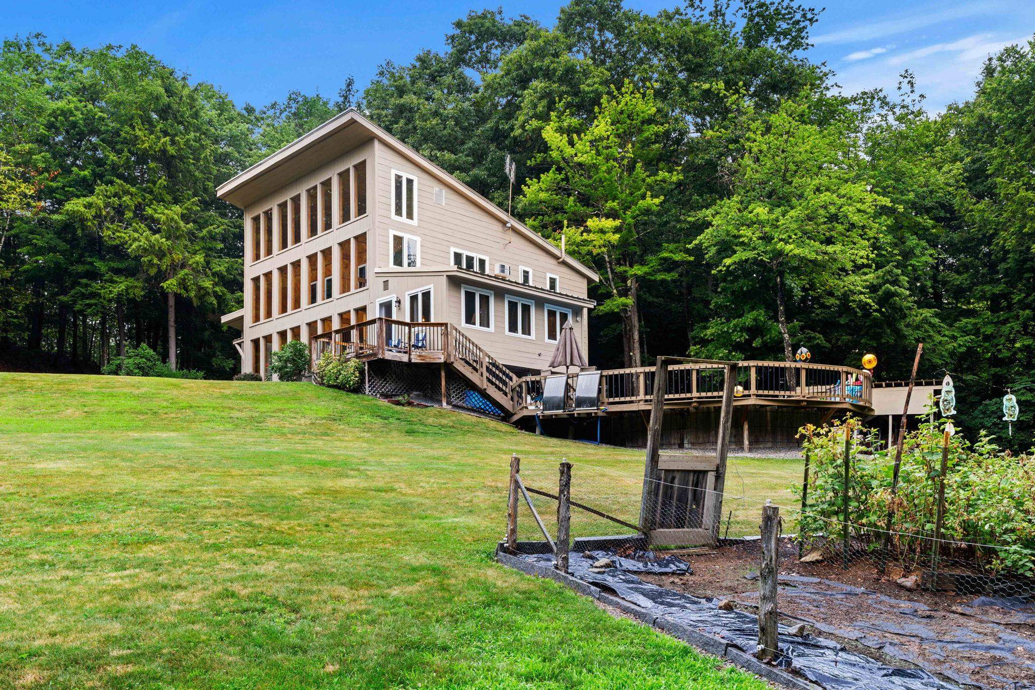 42 Thorndike Rd, Weare, NH 03281
