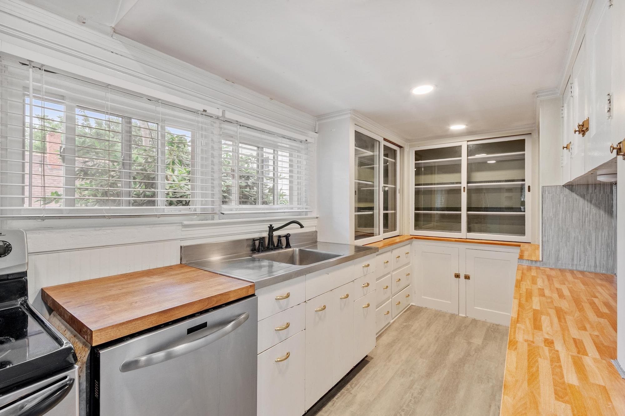 98 Vine St, Nashua, NH 03060