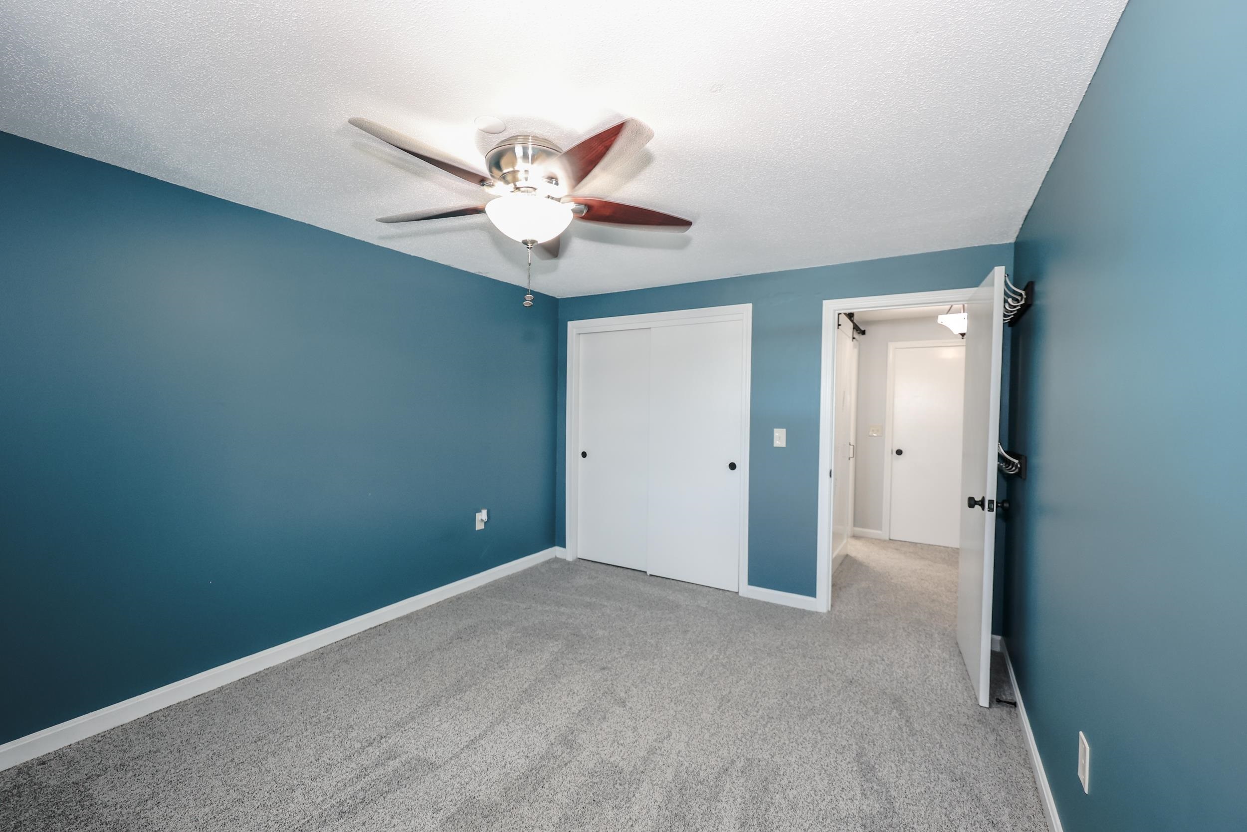 105 Elmwood Dr, Hudson, NH 03051