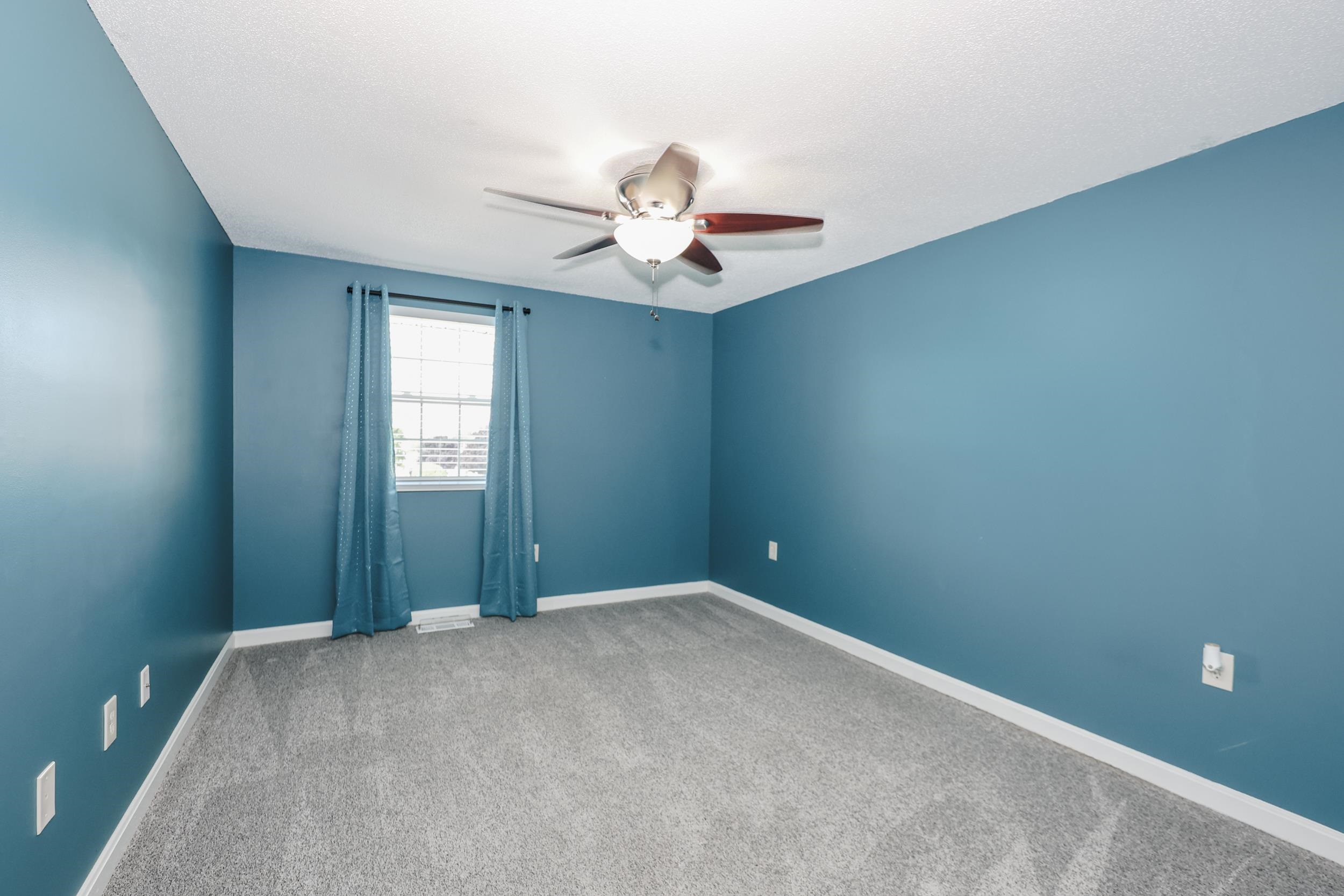 105 Elmwood Dr, Hudson, NH 03051