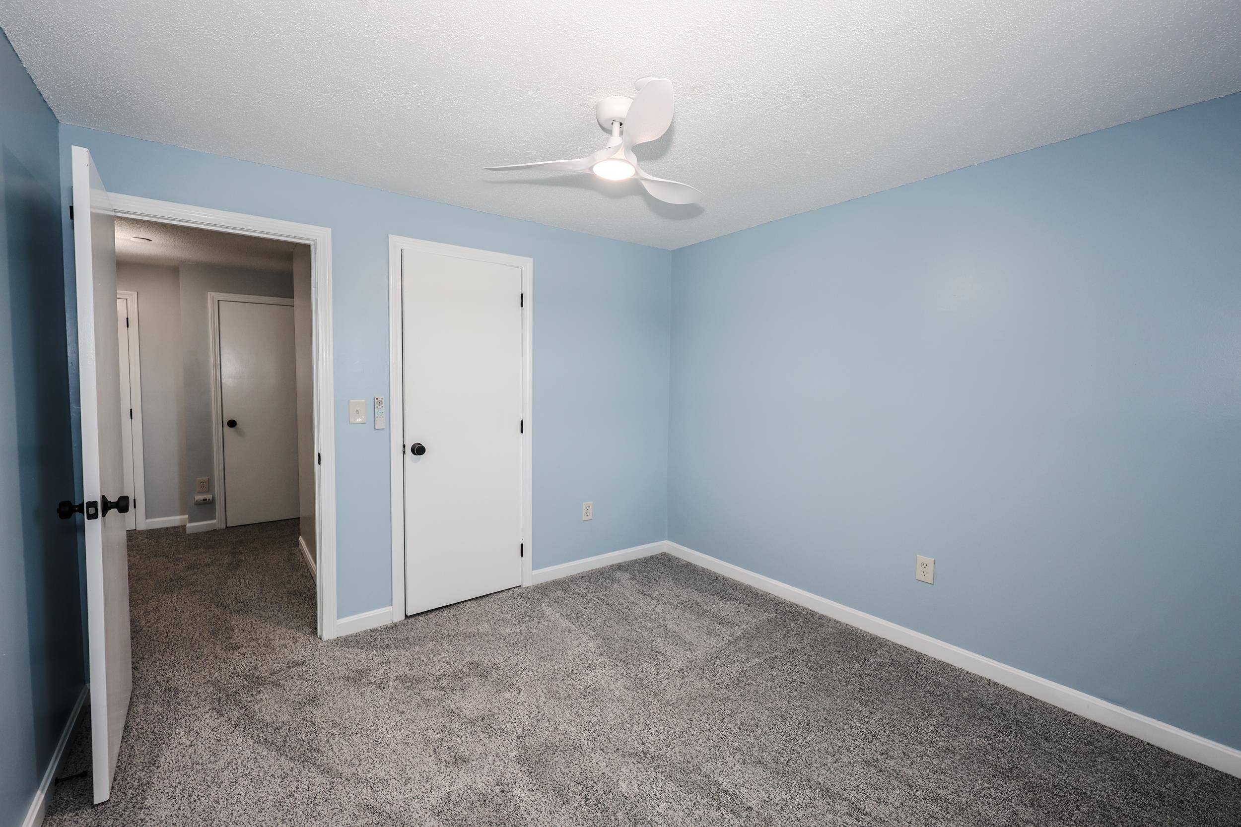 105 Elmwood Dr, Hudson, NH 03051