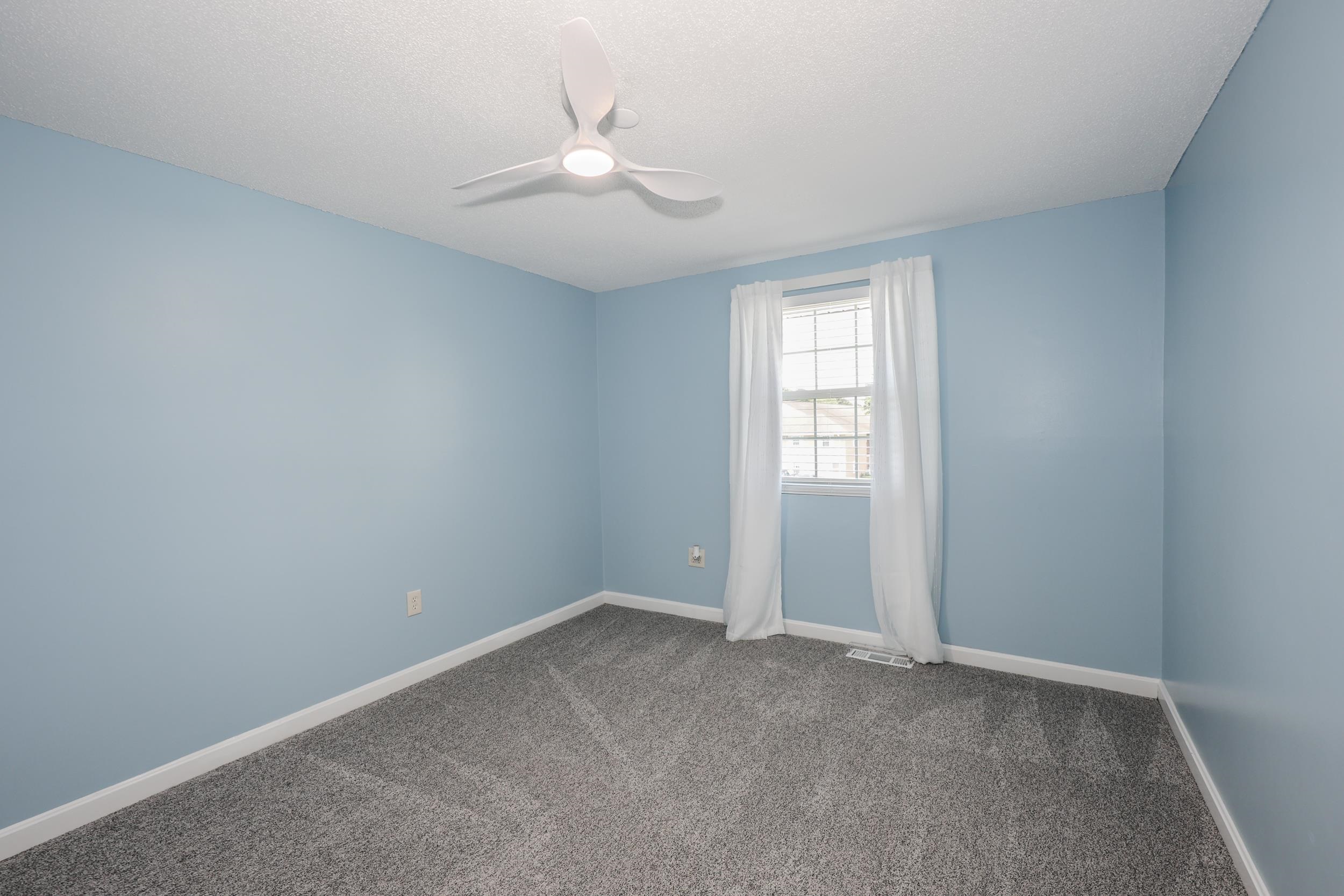 105 Elmwood Dr, Hudson, NH 03051