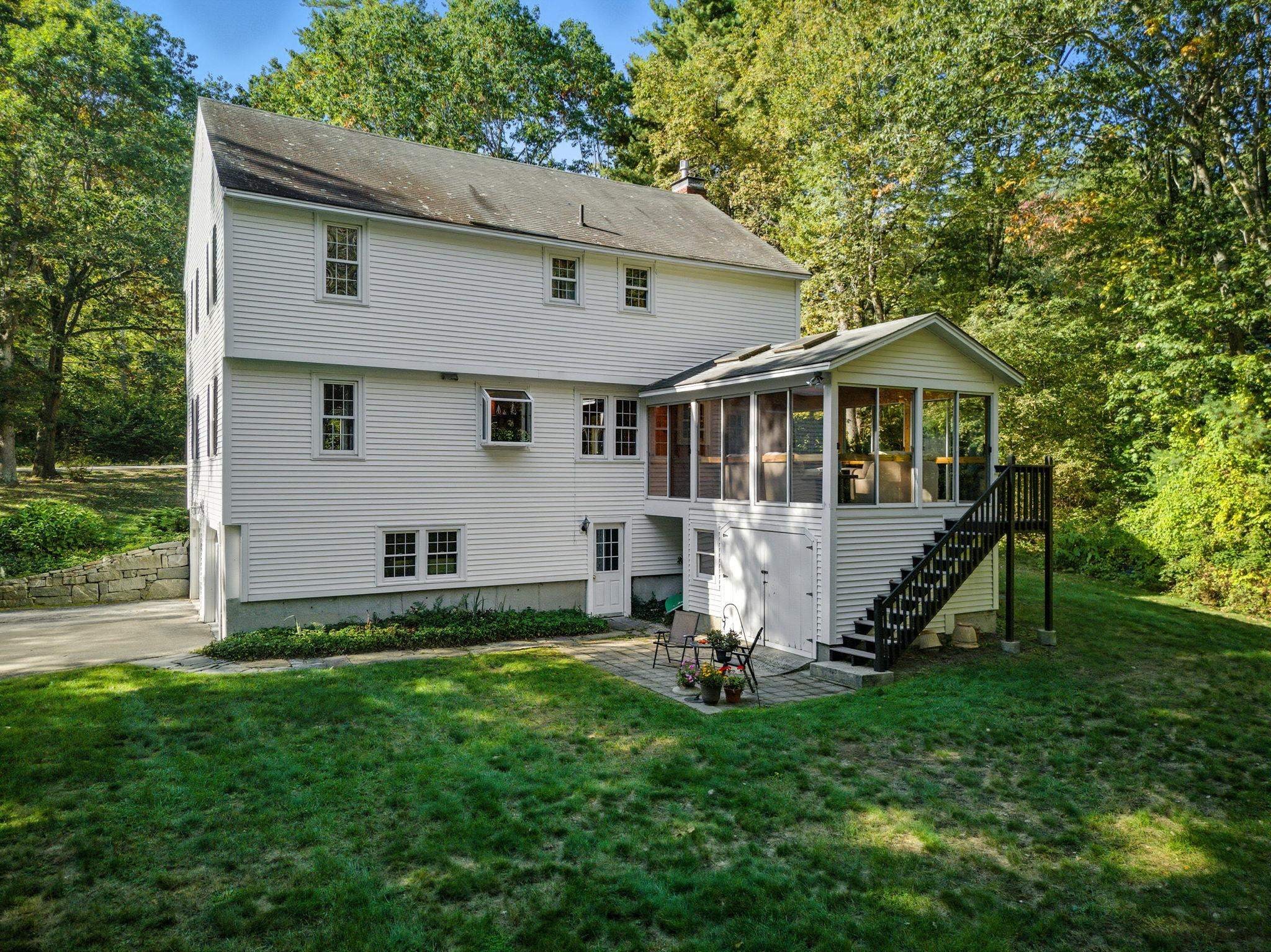 16 Williamsburg Dr, Amherst, NH 03031