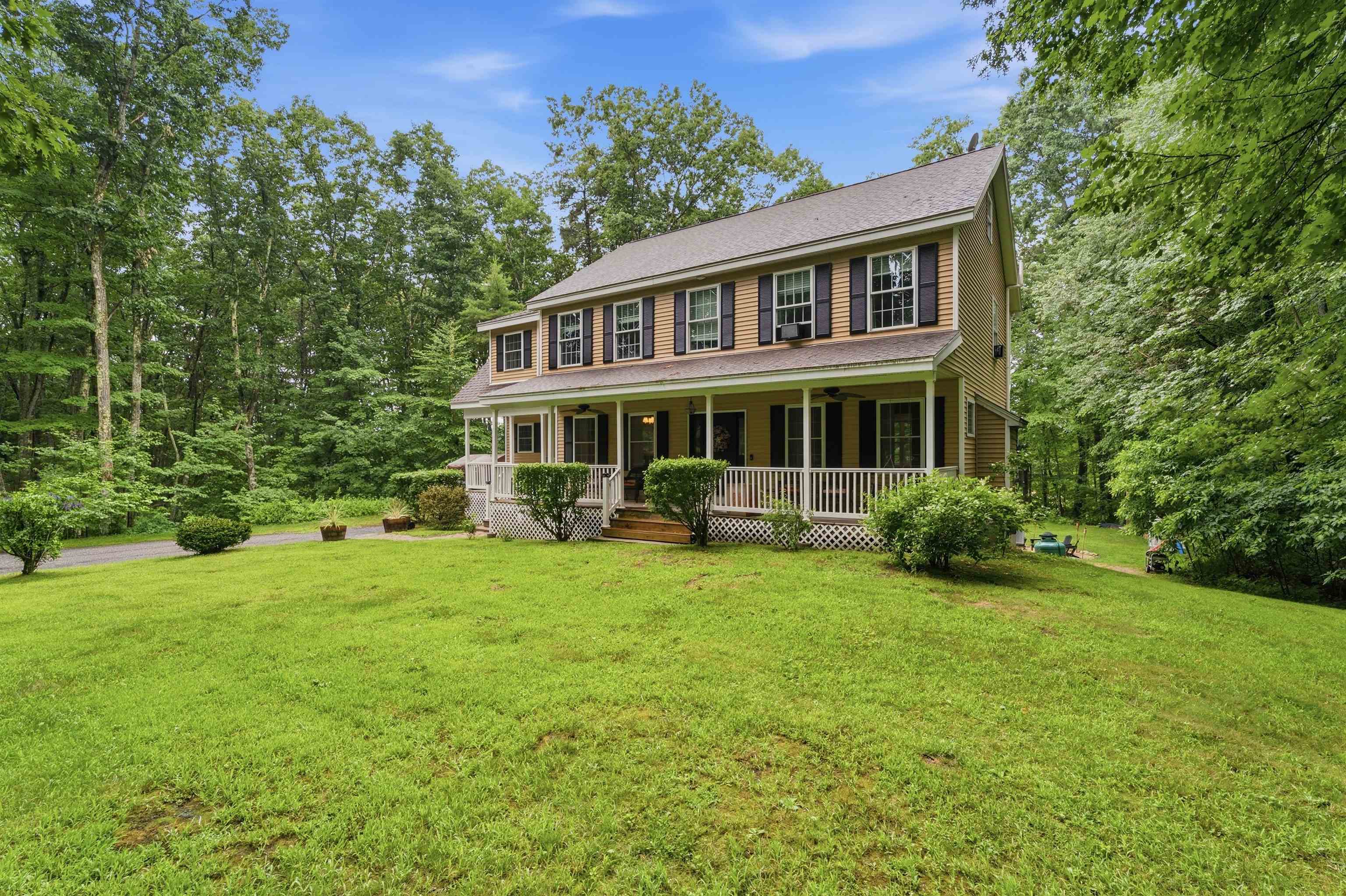 8 Tyler Dr, Londonderry, NH 03053