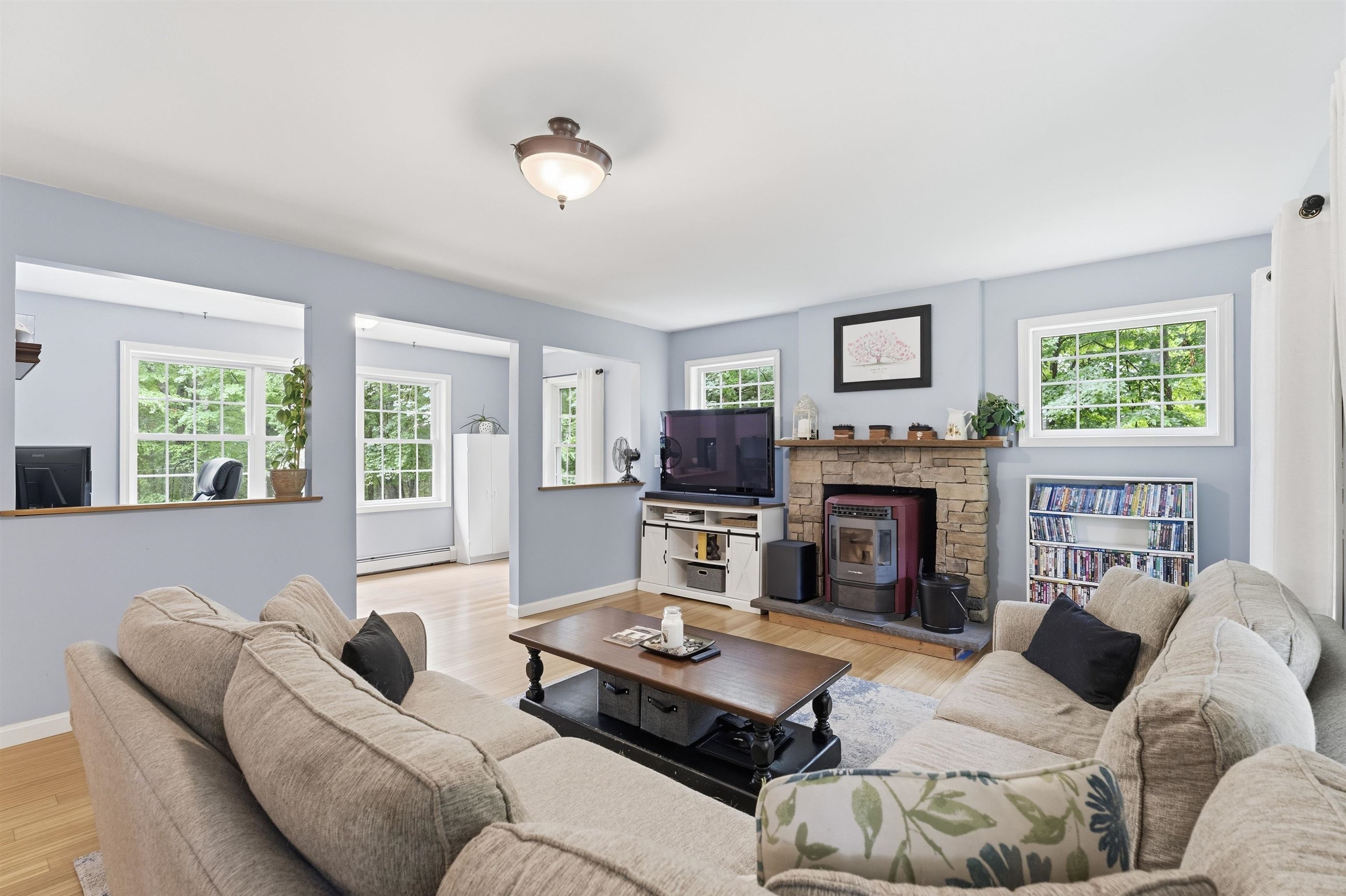 8 Tyler Dr, Londonderry, NH 03053