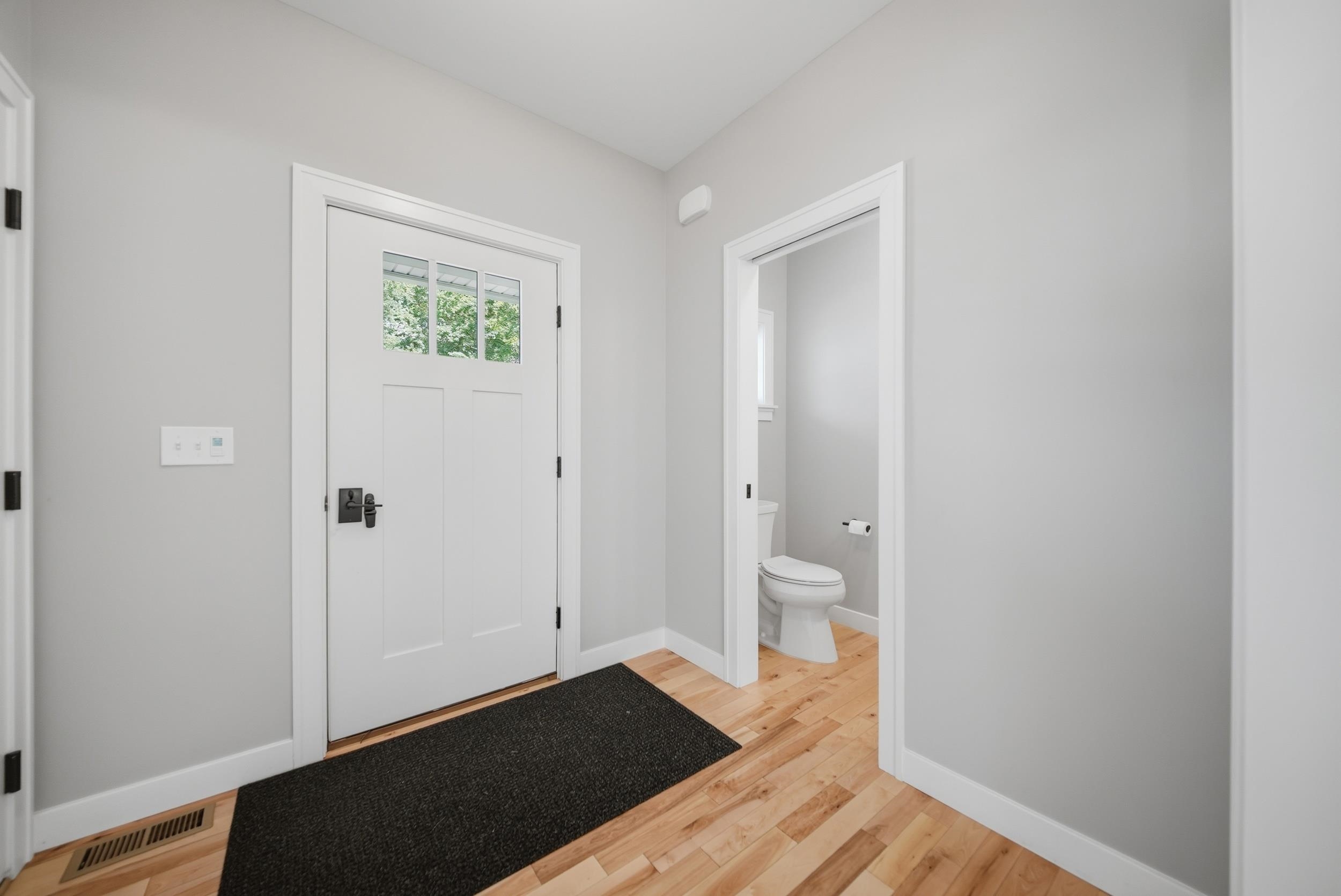 37 Clover Ln, Londonderry, NH 03053