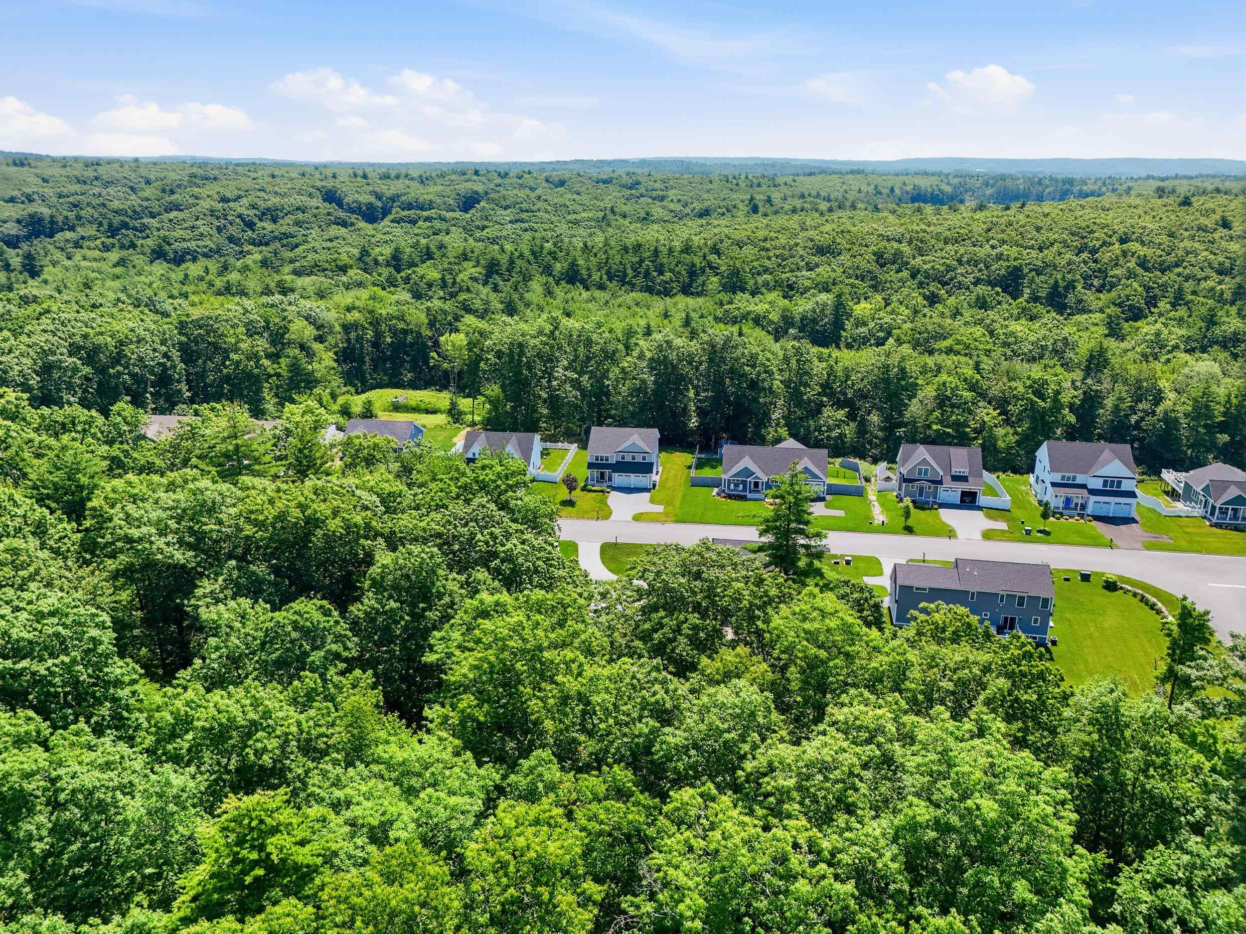 37 Clover Ln, Londonderry, NH 03053