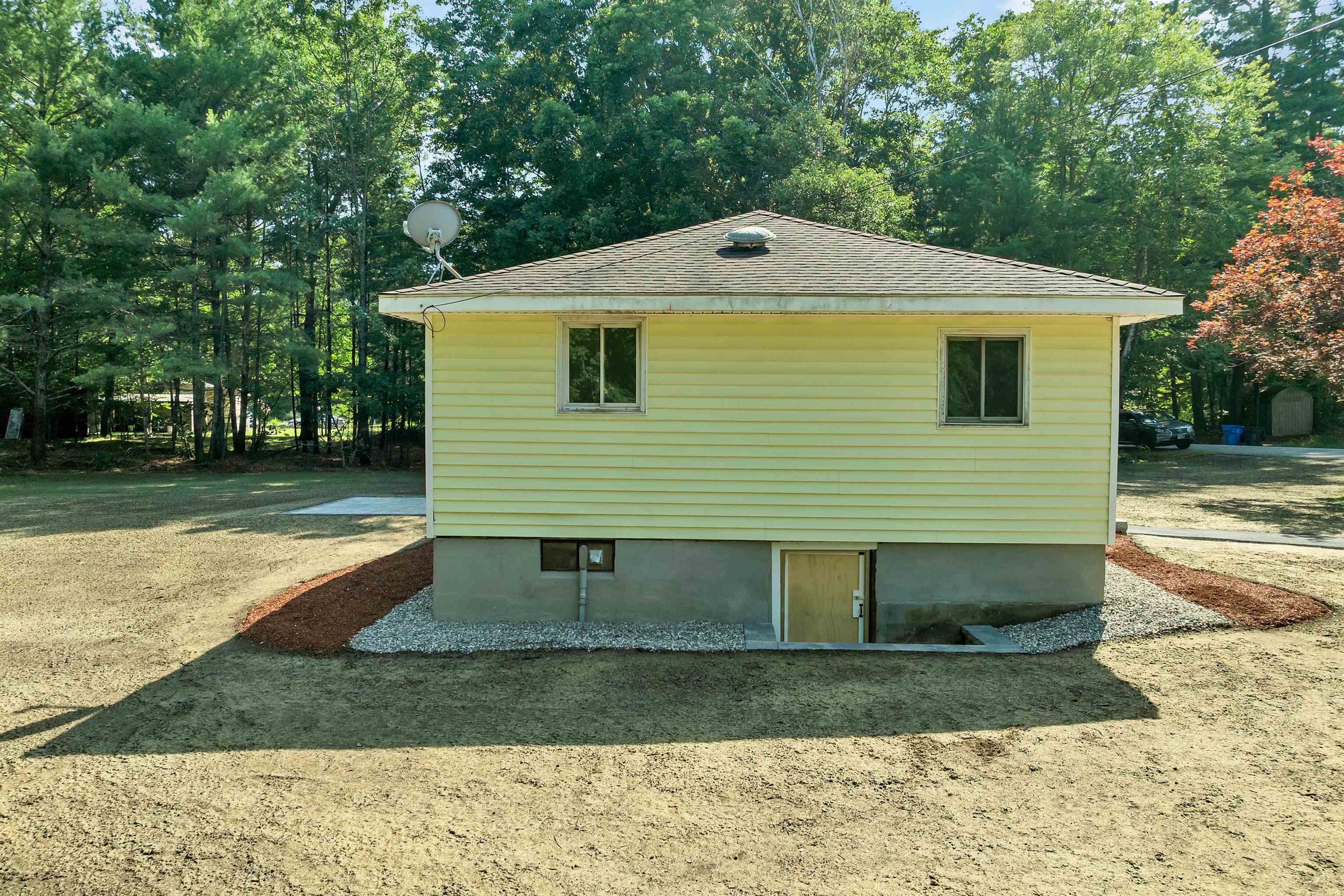 4 Loop Rd, Londonderry, NH 03053