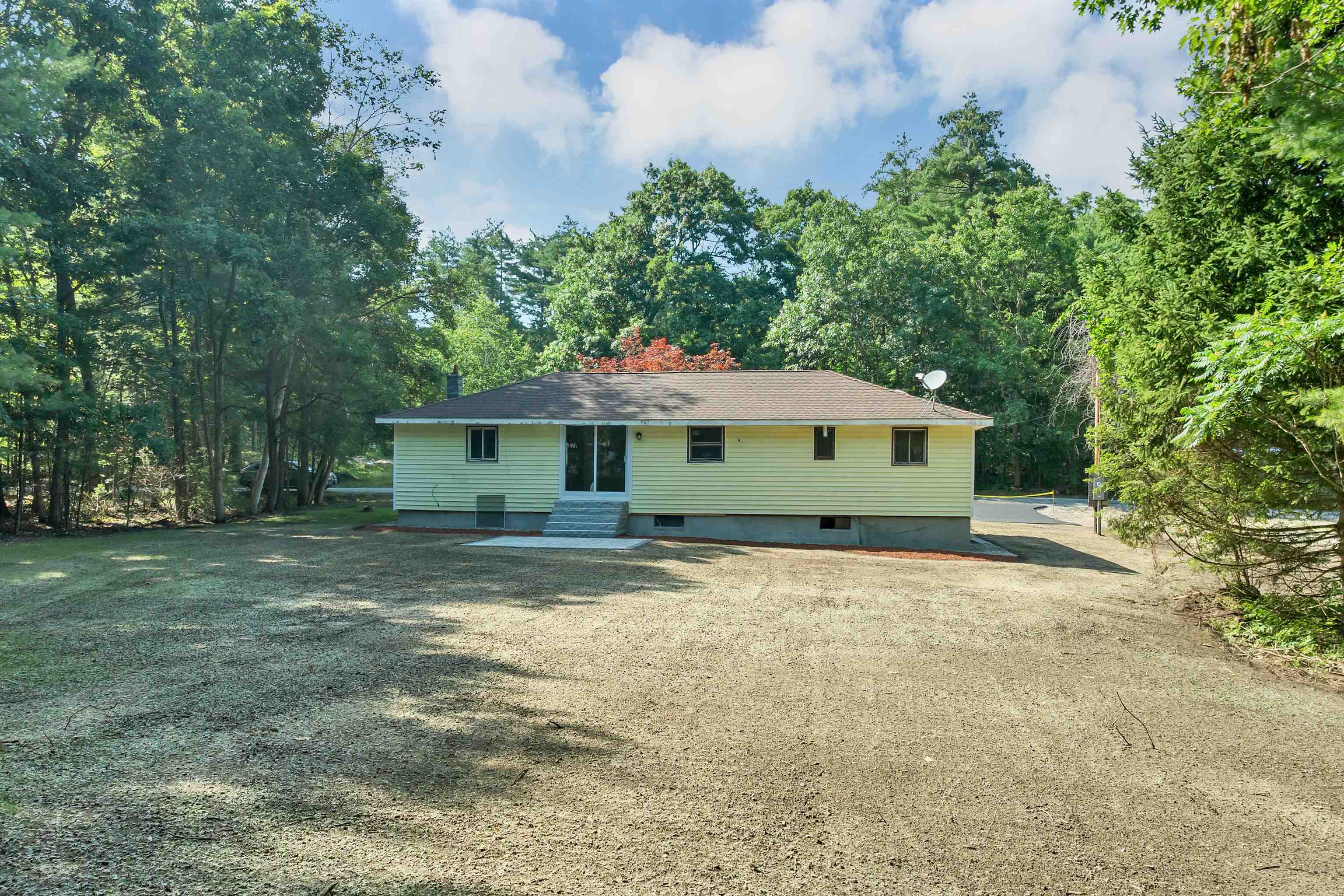 4 Loop Rd, Londonderry, NH 03053