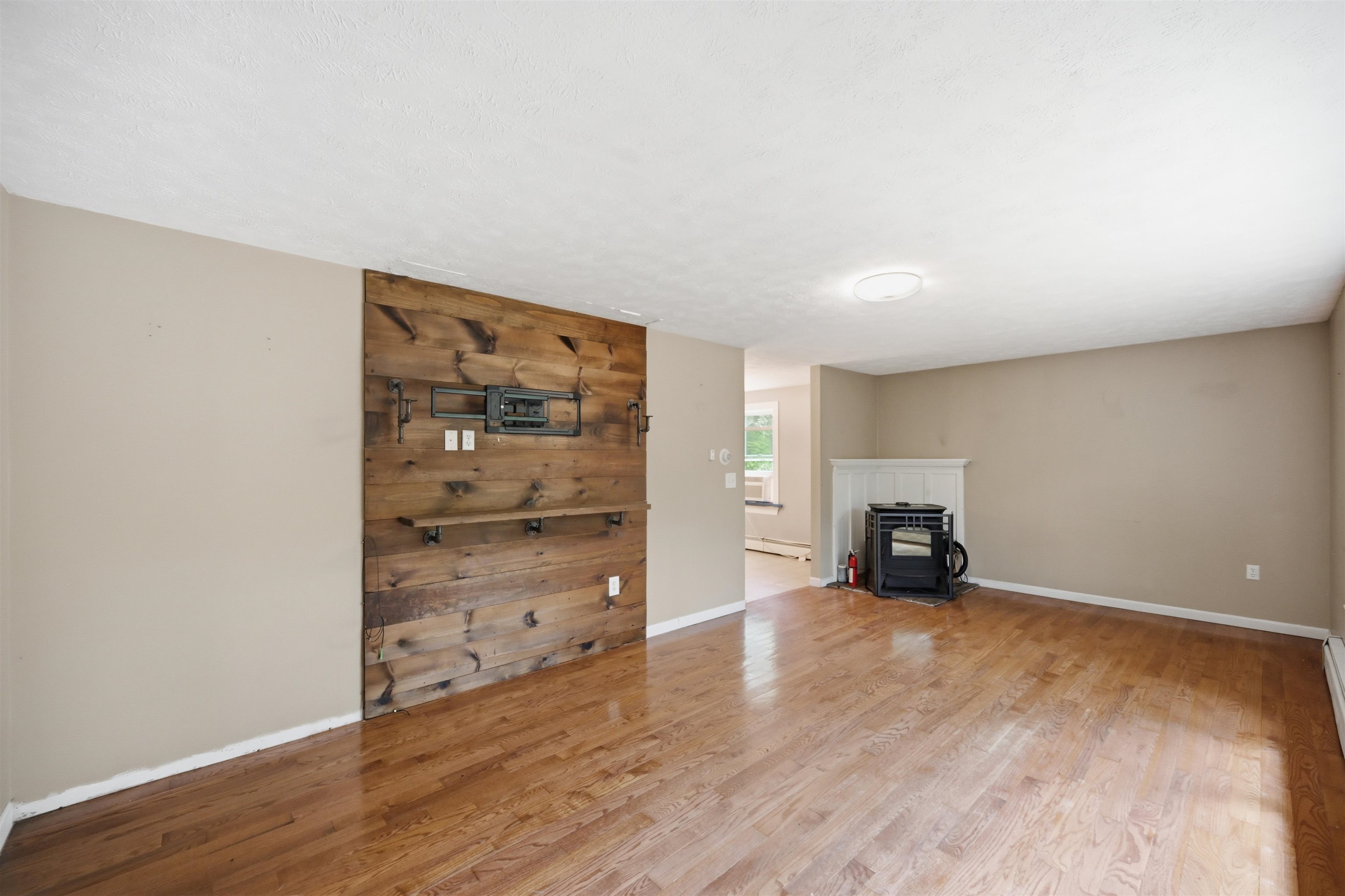 95 Whittier Dr, Fremont, NH 03044