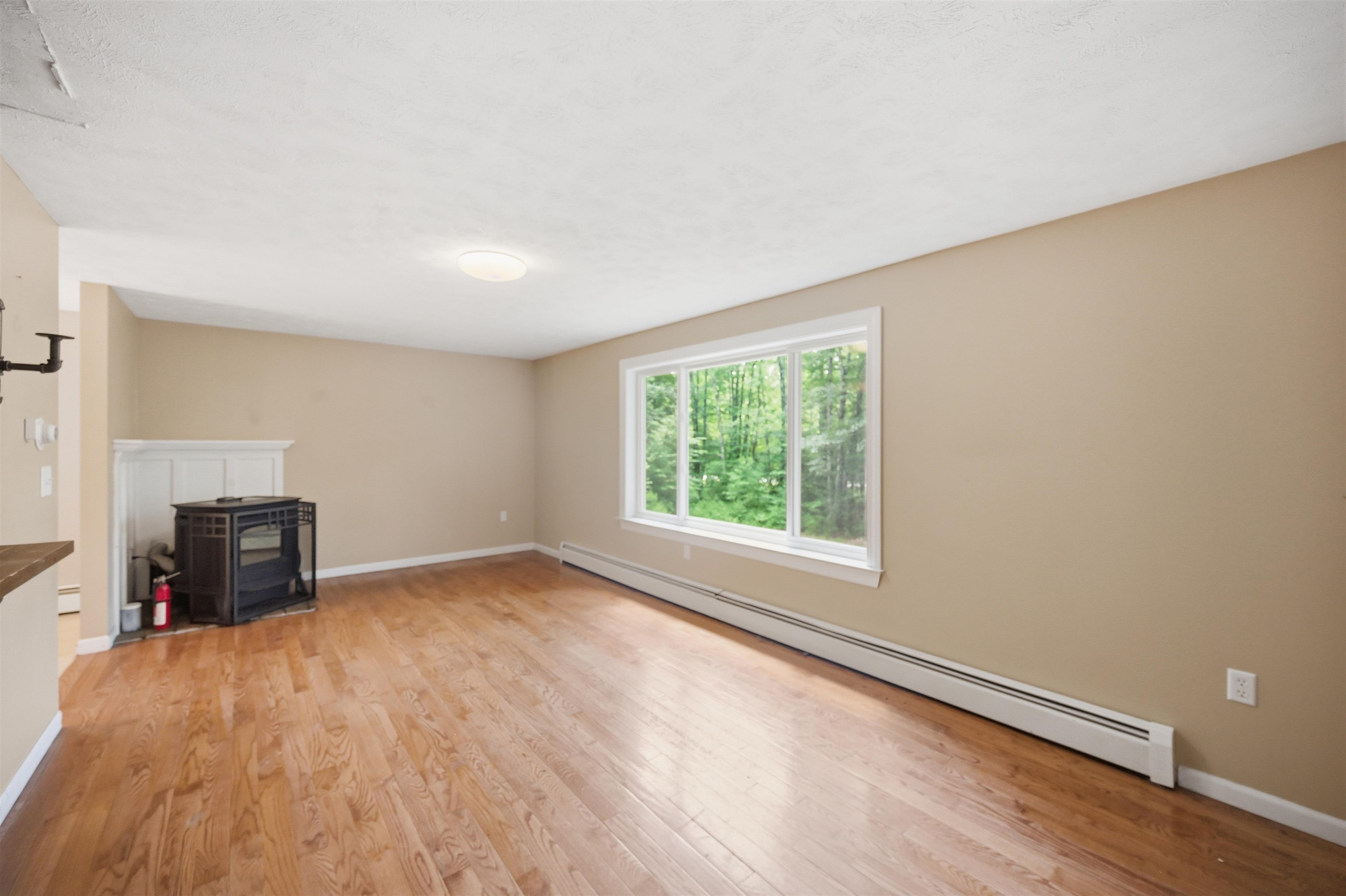 95 Whittier Dr, Fremont, NH 03044