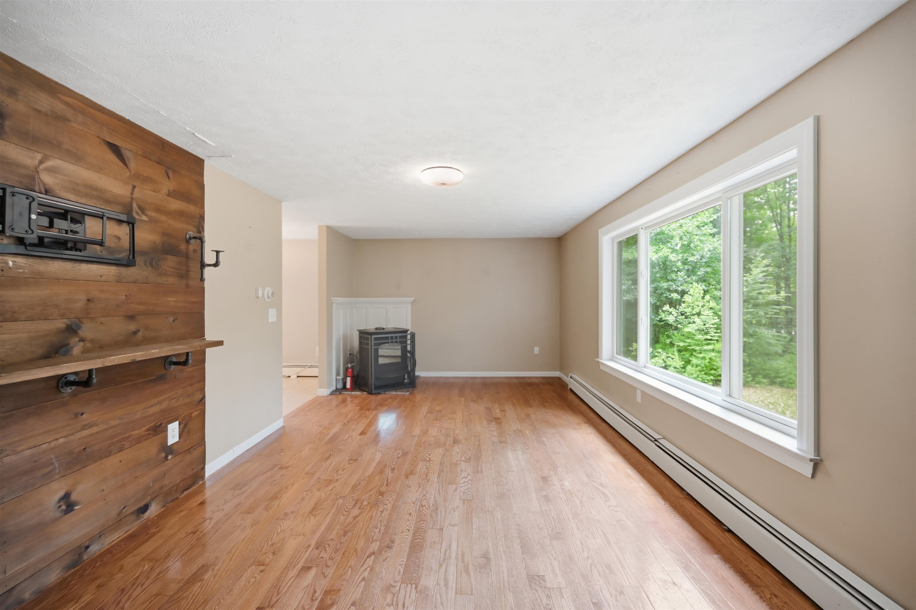 95 Whittier Dr, Fremont, NH 03044