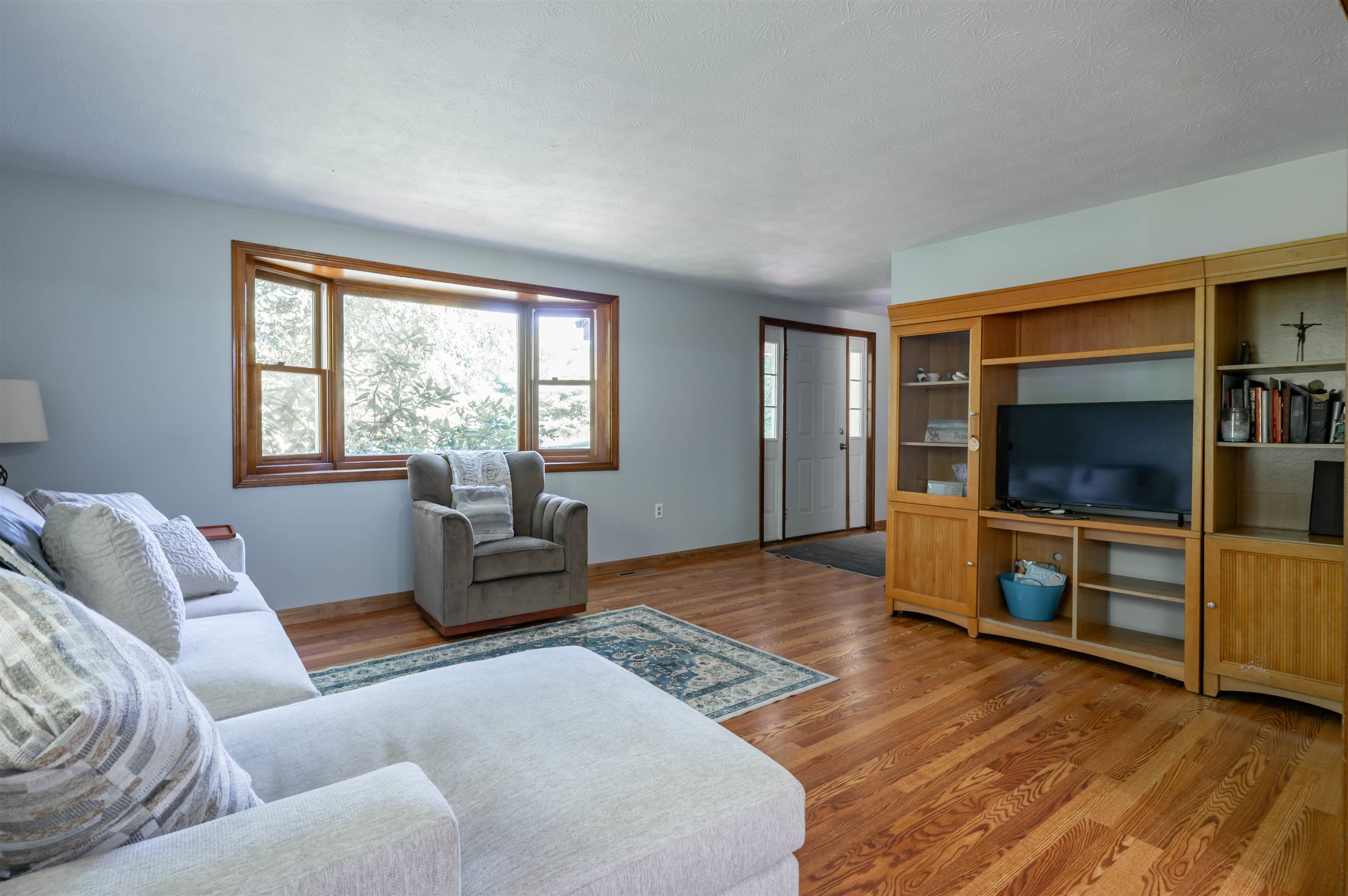 41 Lund Dr, Hudson, NH 03051