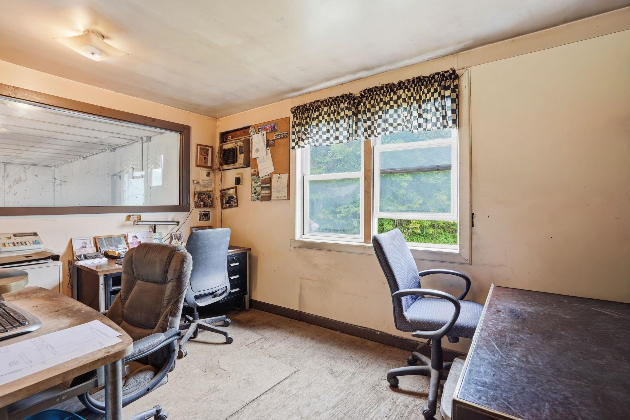 Garage upstairs office 25730190