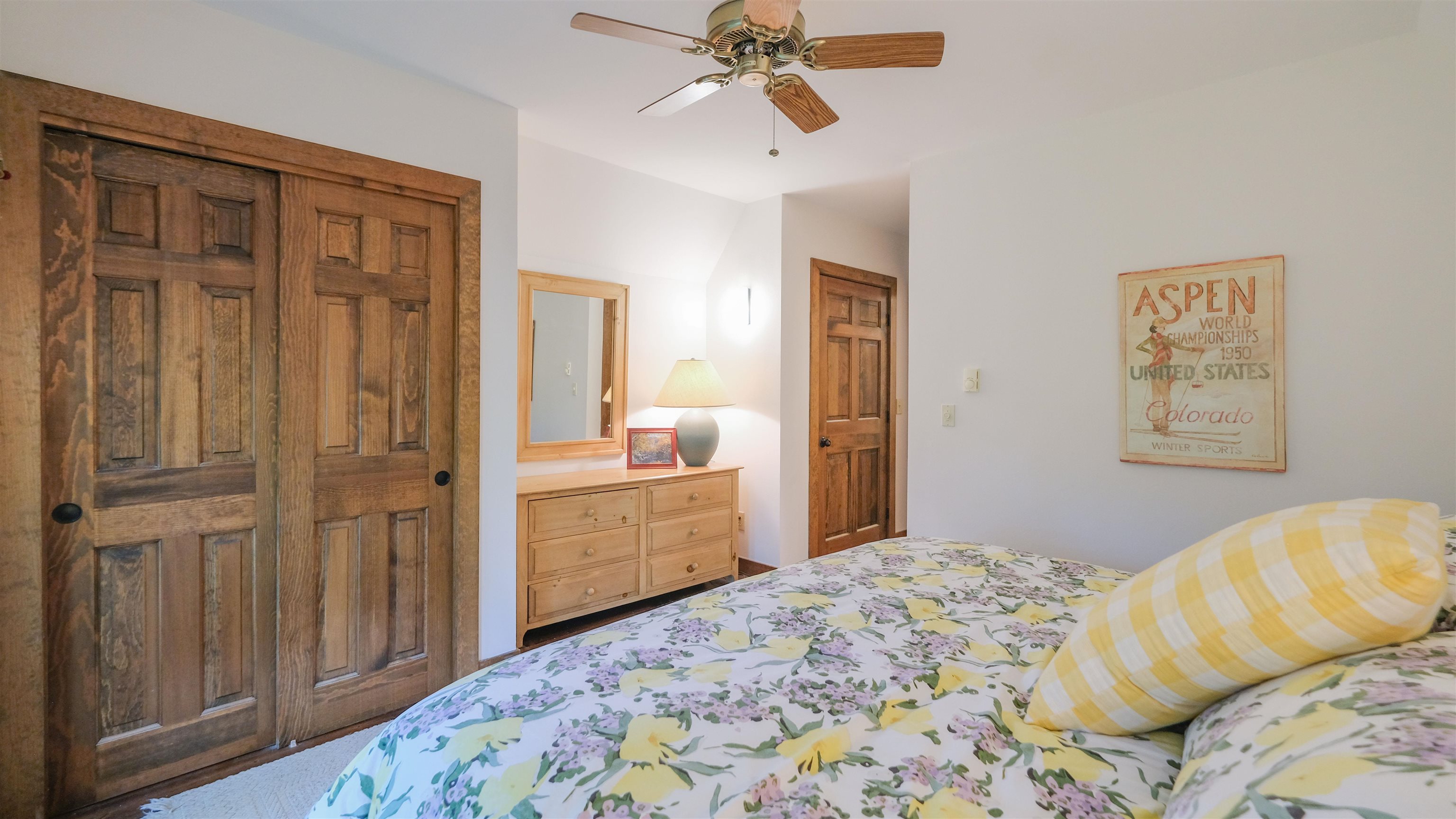 Bedroom with bathroom 25708481