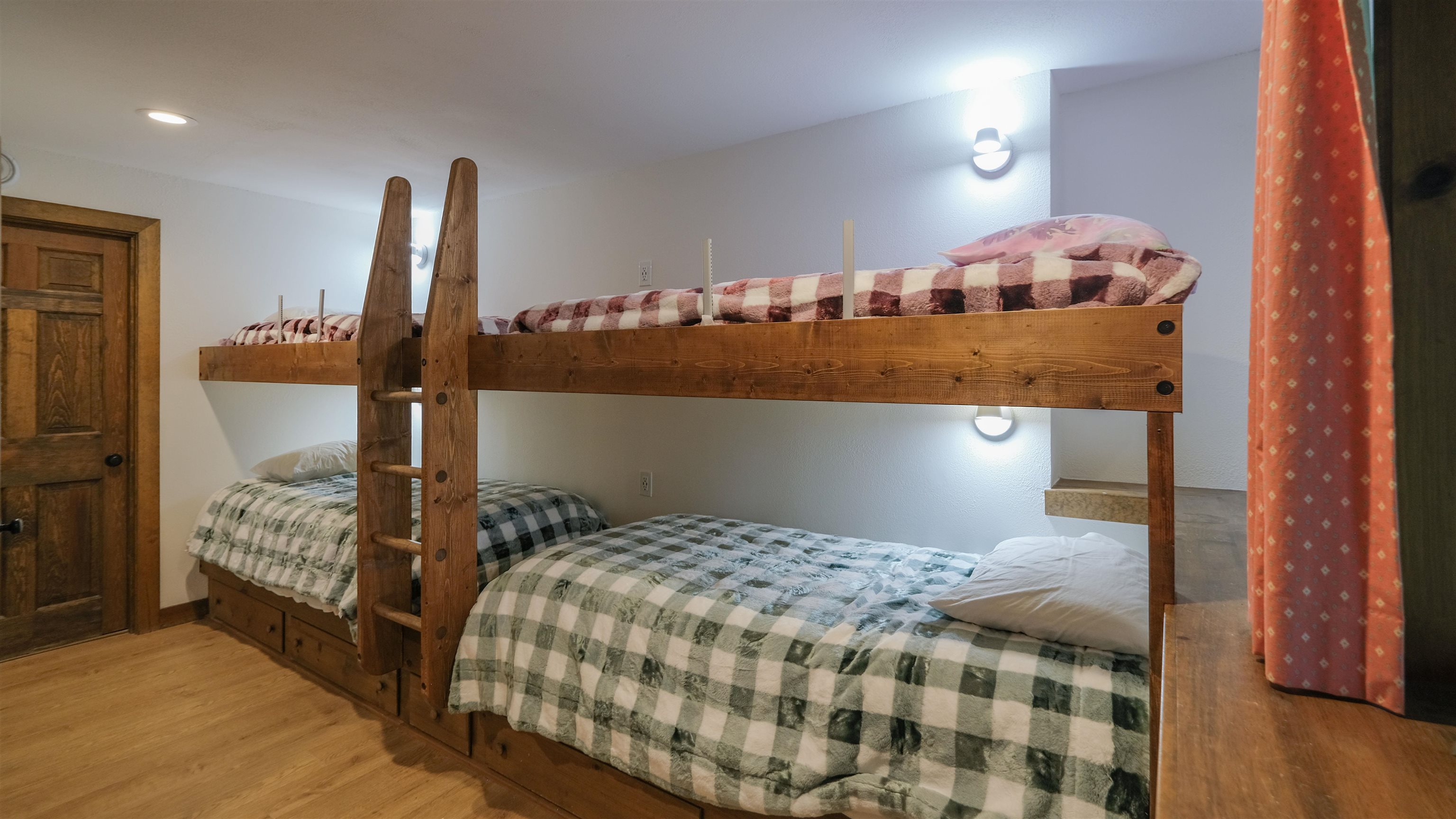 Bunkroom on lower level 25708501