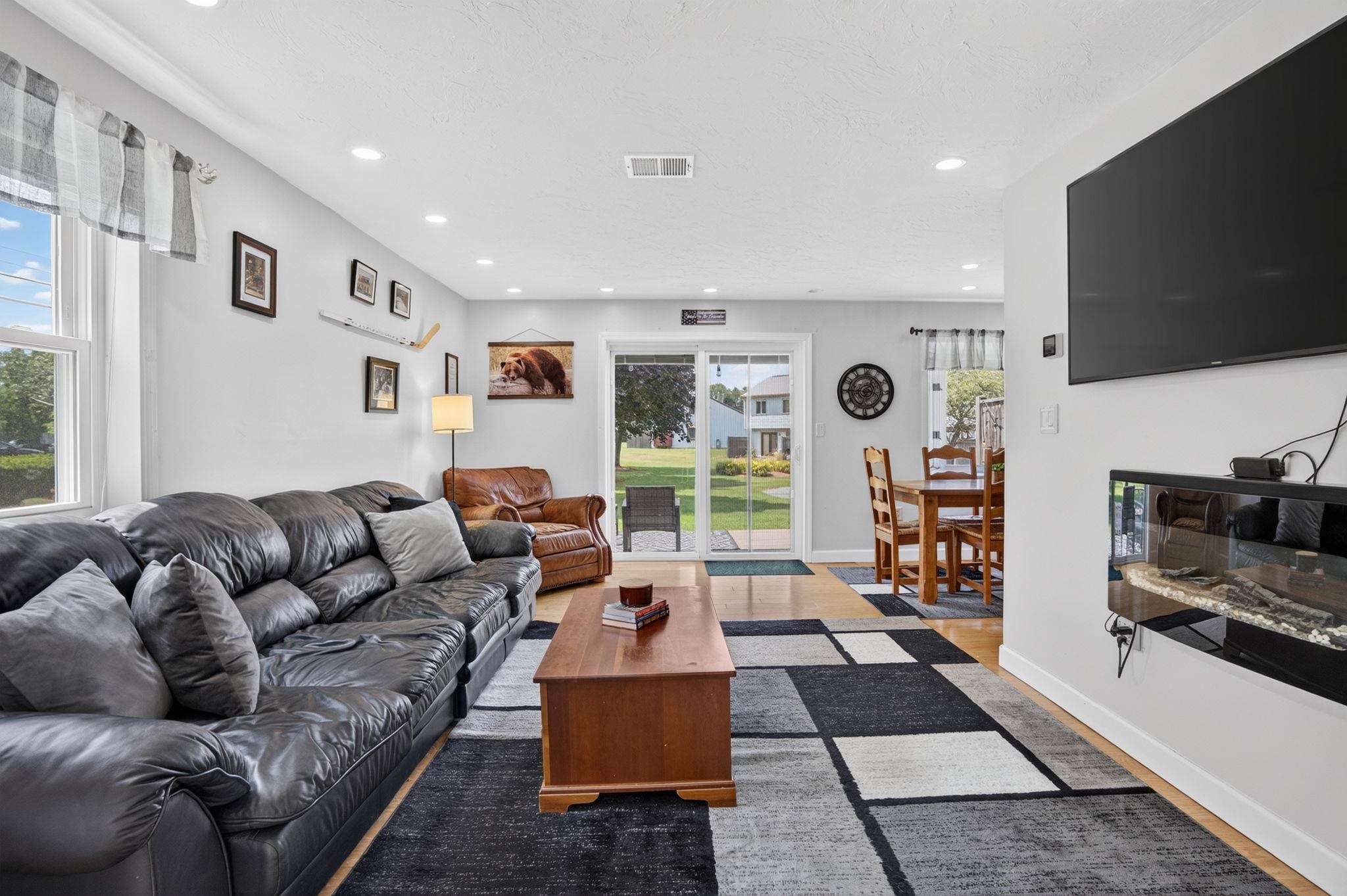 264 Stonebridge Dr, Nashua, NH 03063