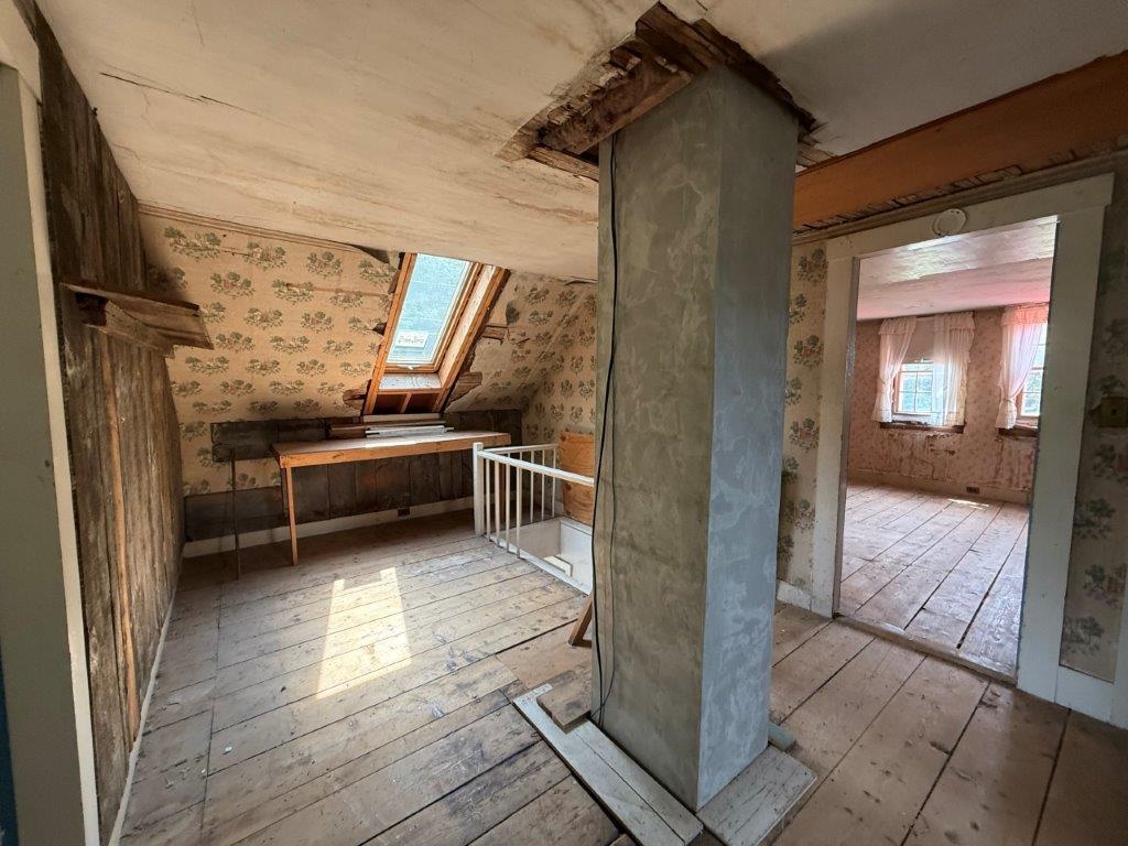 Hallway Room 25711943