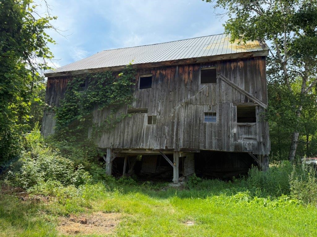 Side View Of Barn 25712010
