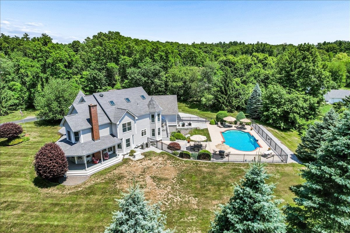 7 King James Dr, Londonderry, NH 03053