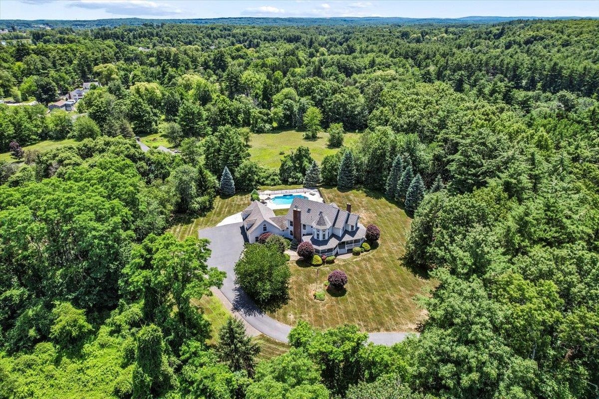 7 King James Dr, Londonderry, NH 03053