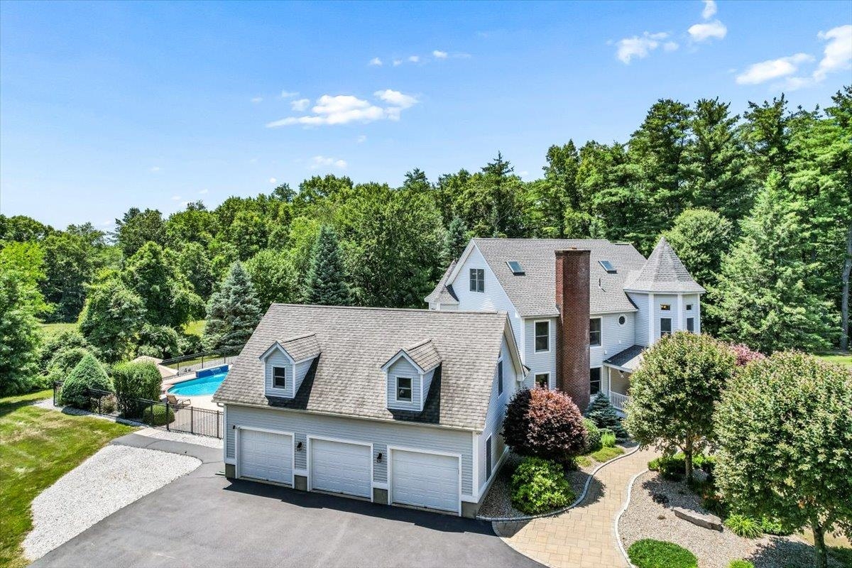 7 King James Dr, Londonderry, NH 03053