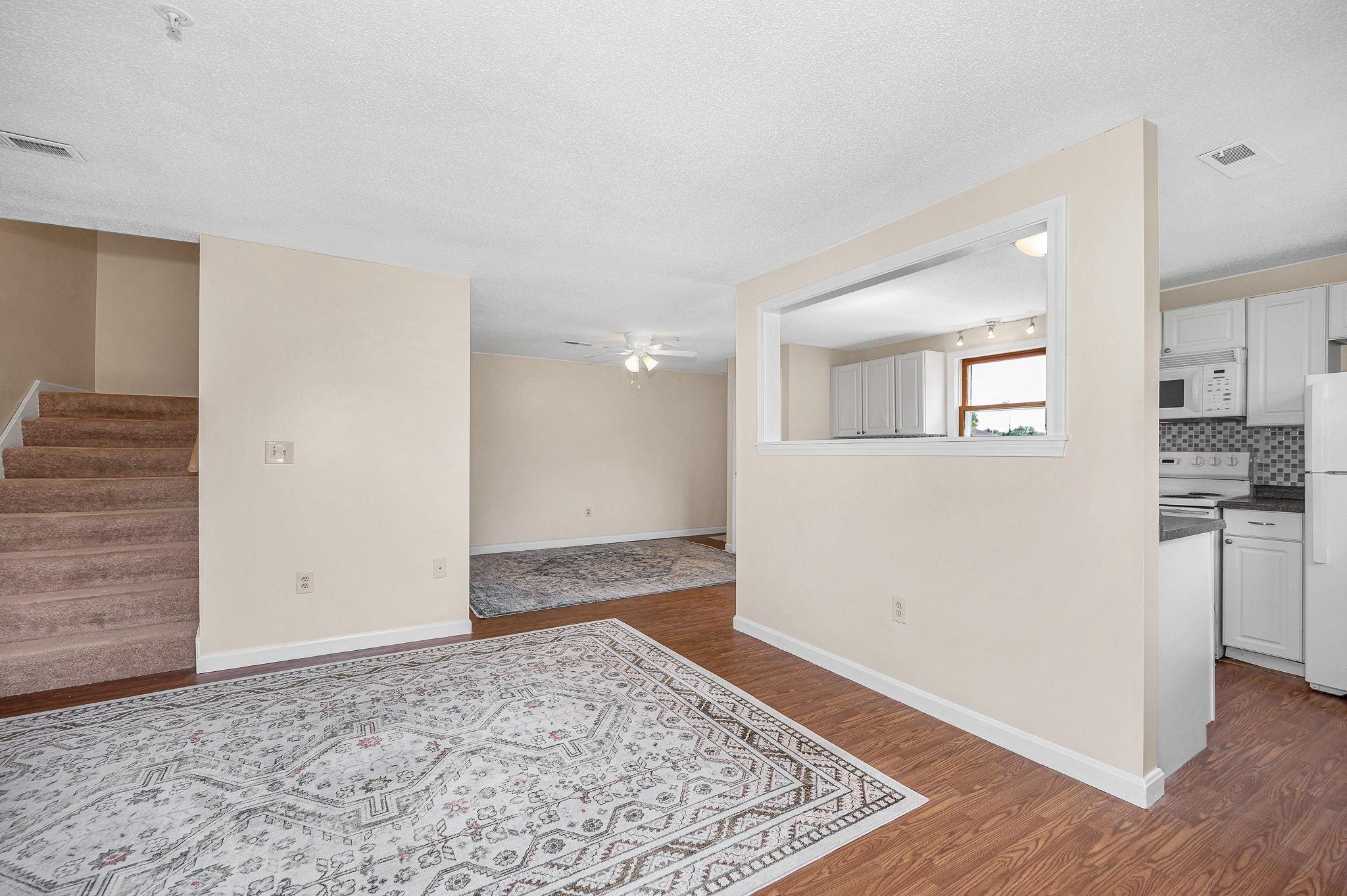 614 Elmwood Dr, Hudson, NH 03051