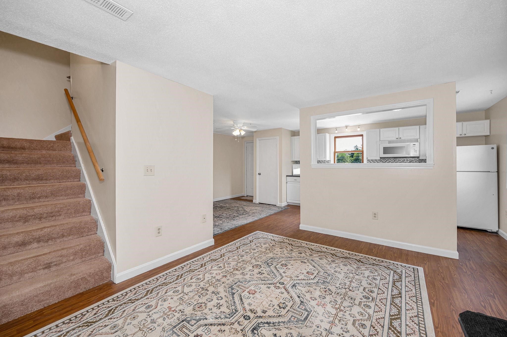 614 Elmwood Dr, Hudson, NH 03051