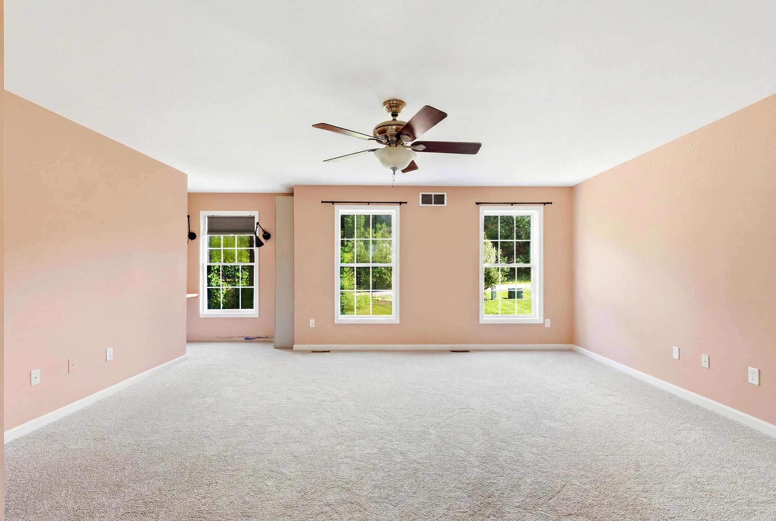 117 Holly Hill Farm Rd, Weare, NH 03281