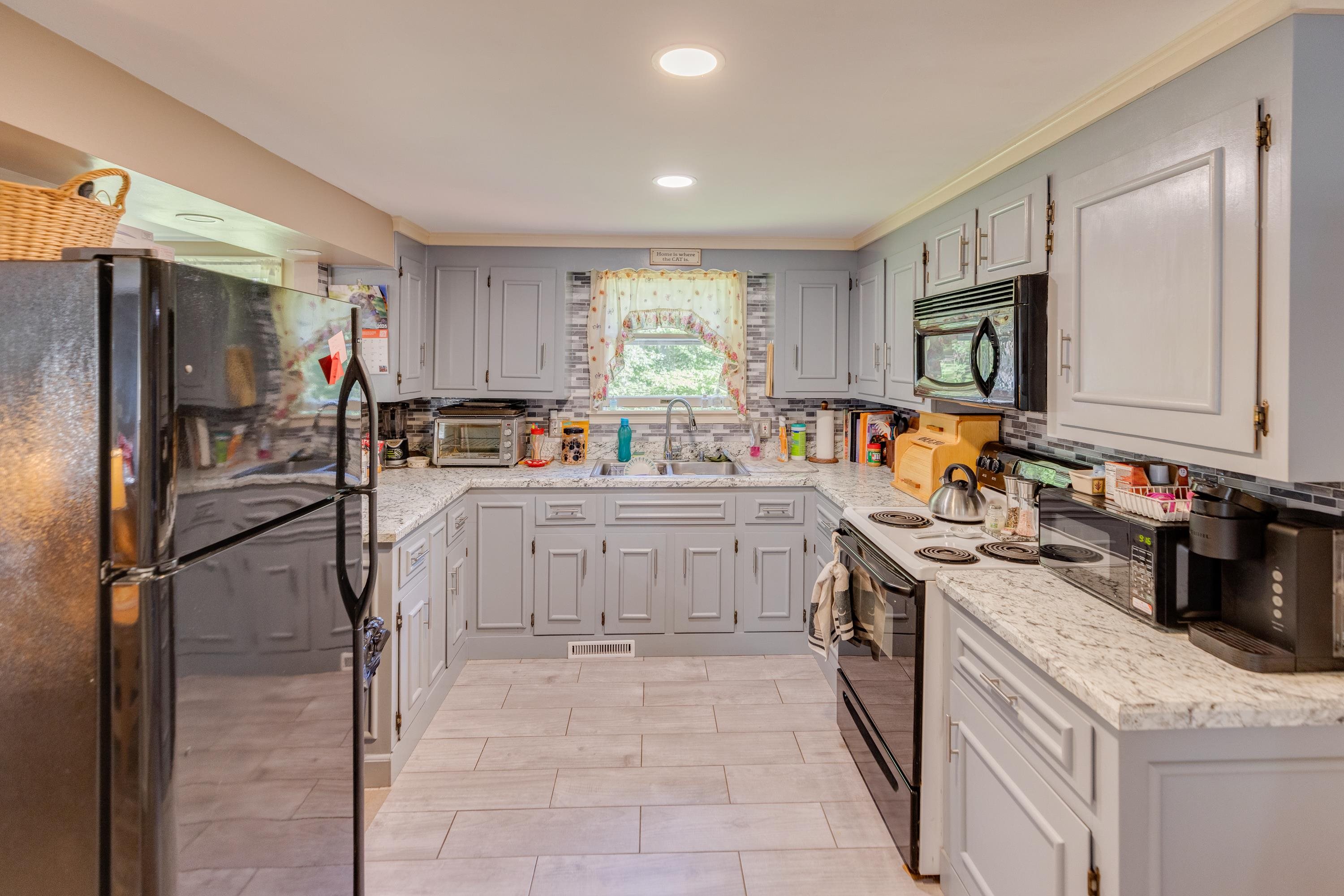 Updated Kitchen, tiled floor
