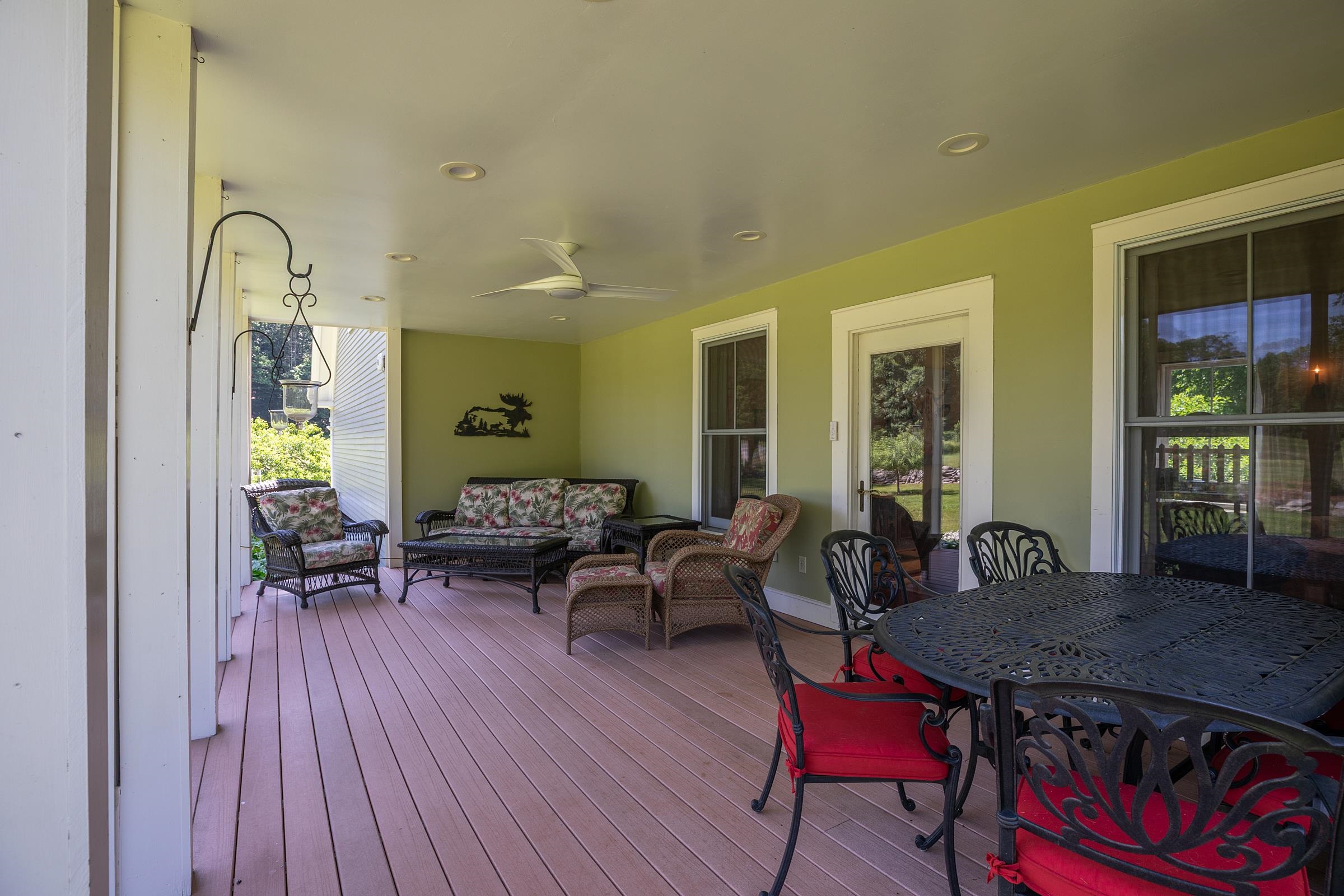 Covered porch 25755113