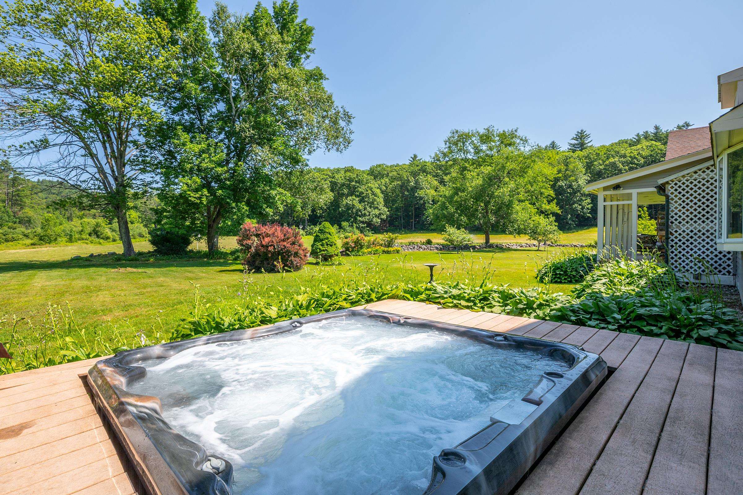 Sunken hot tub 25755115