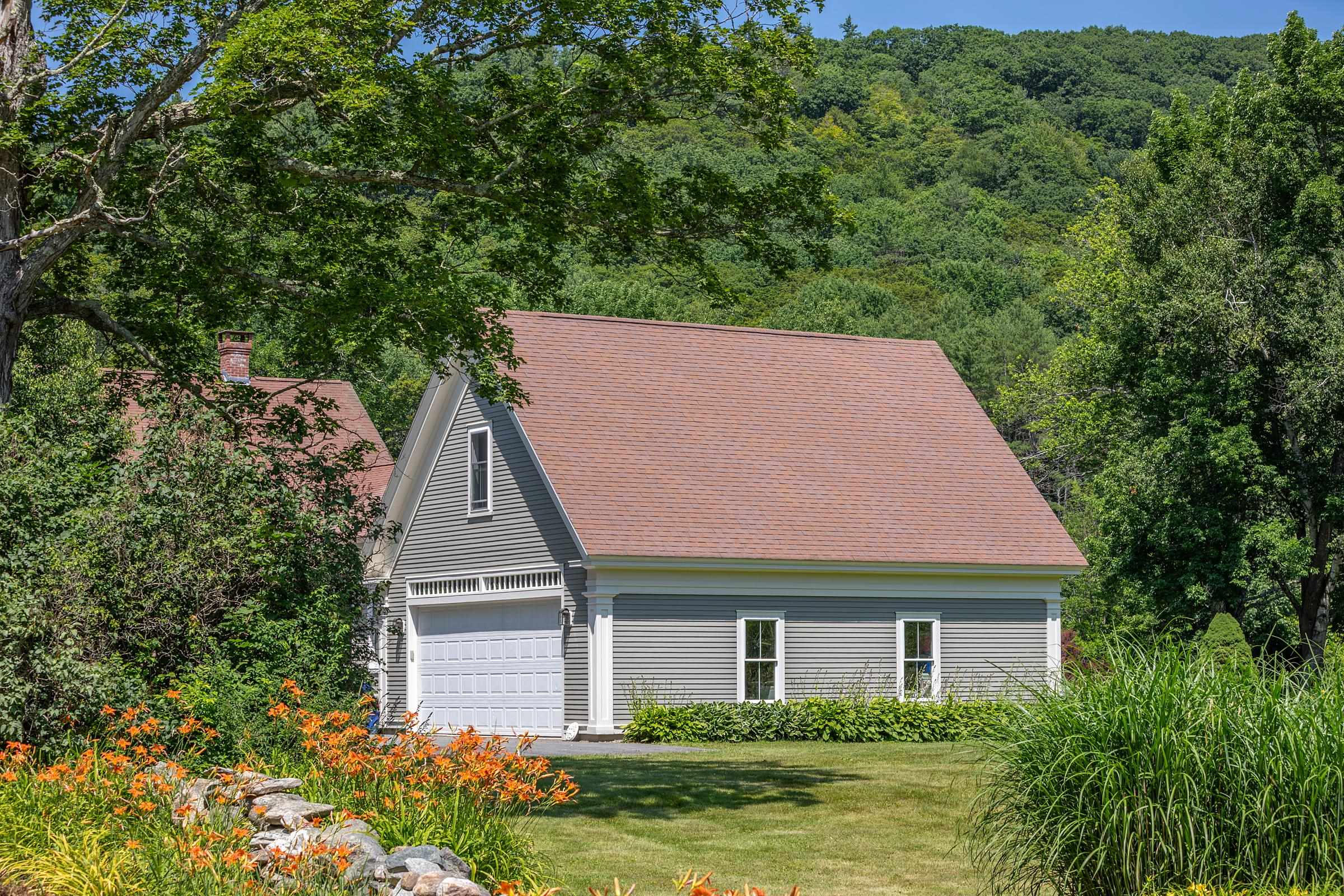 Attached garage 25755046