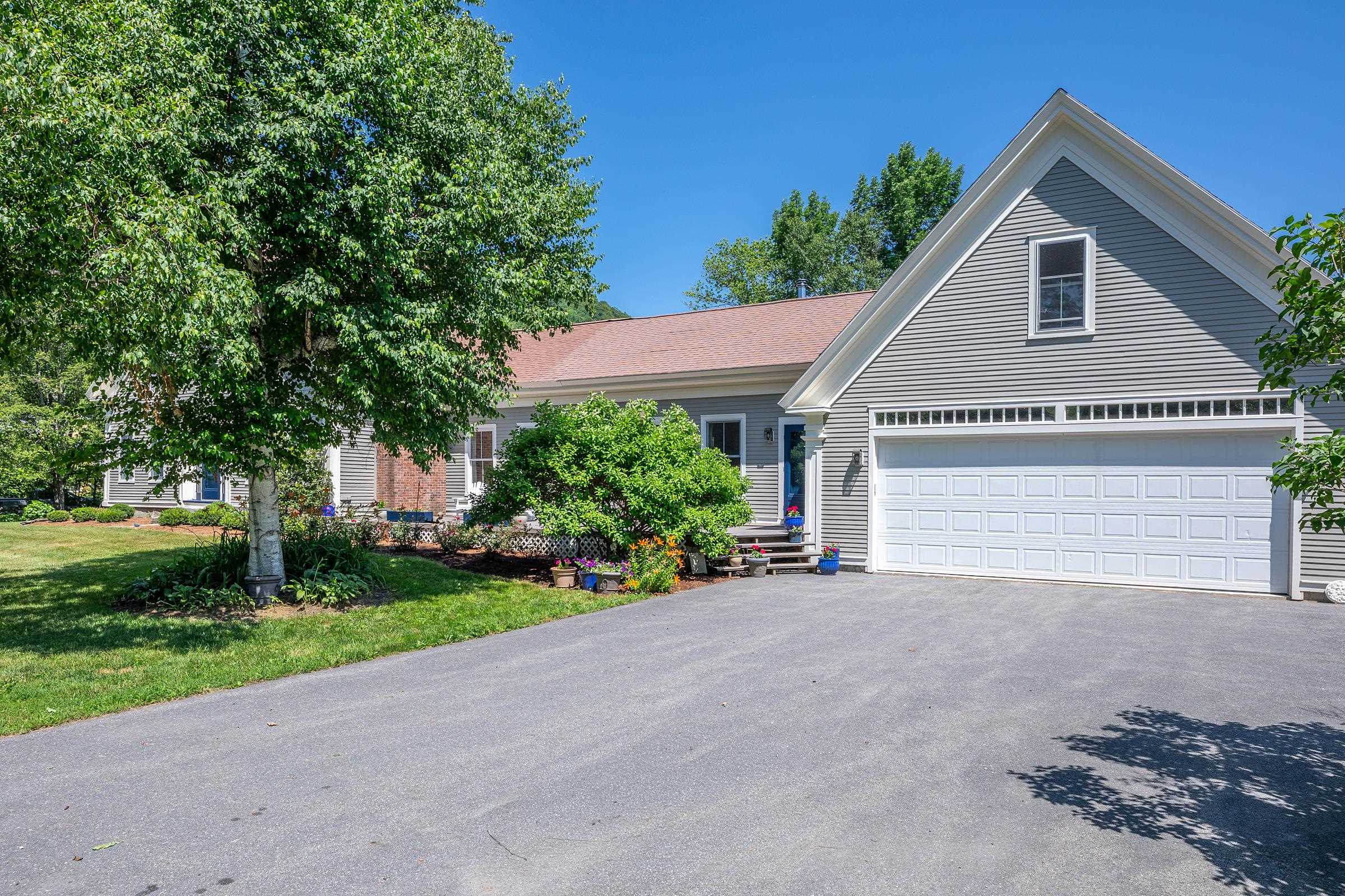 Paved driveway 25755122