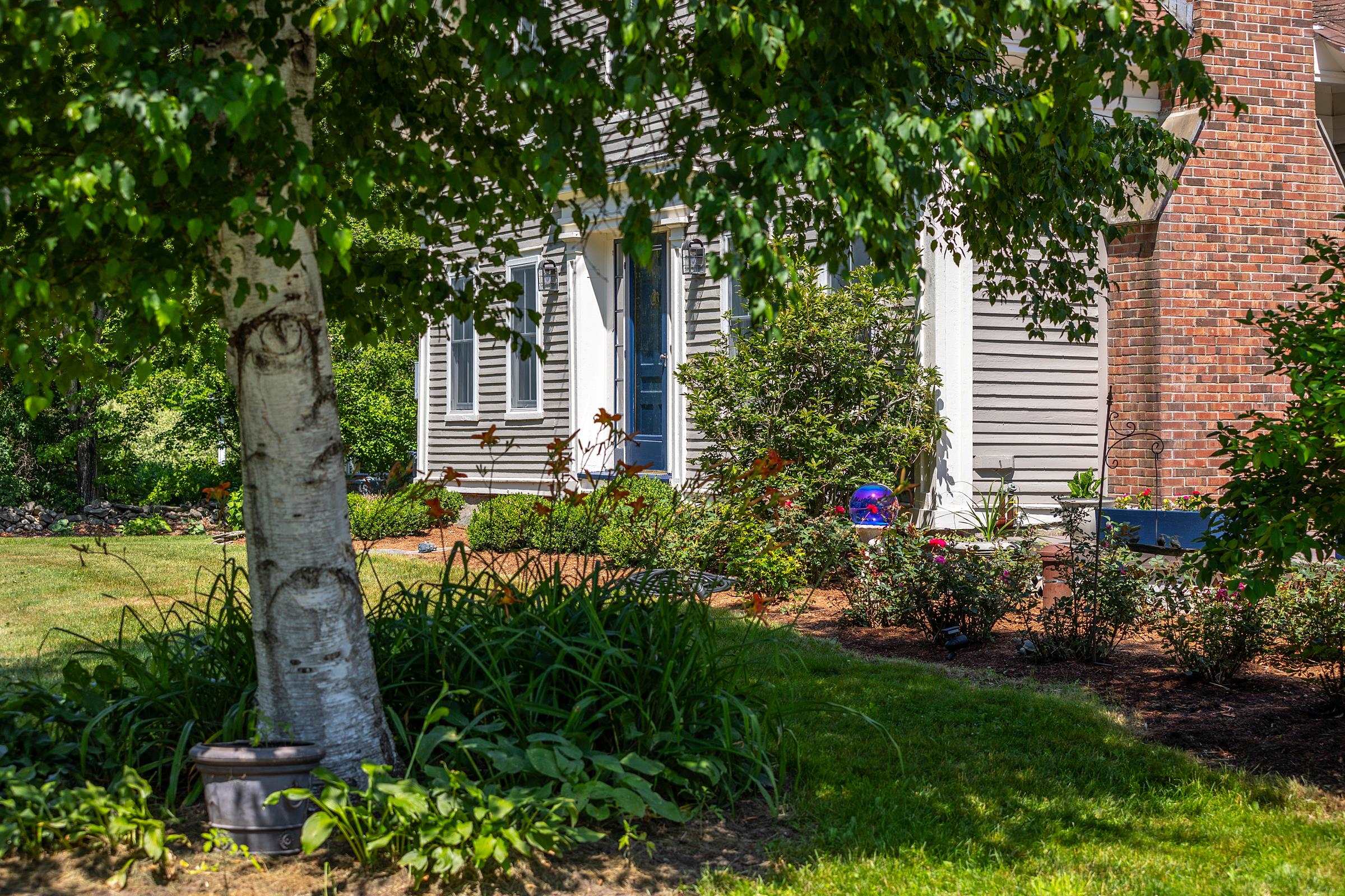 Established perennial gardens 25755043
