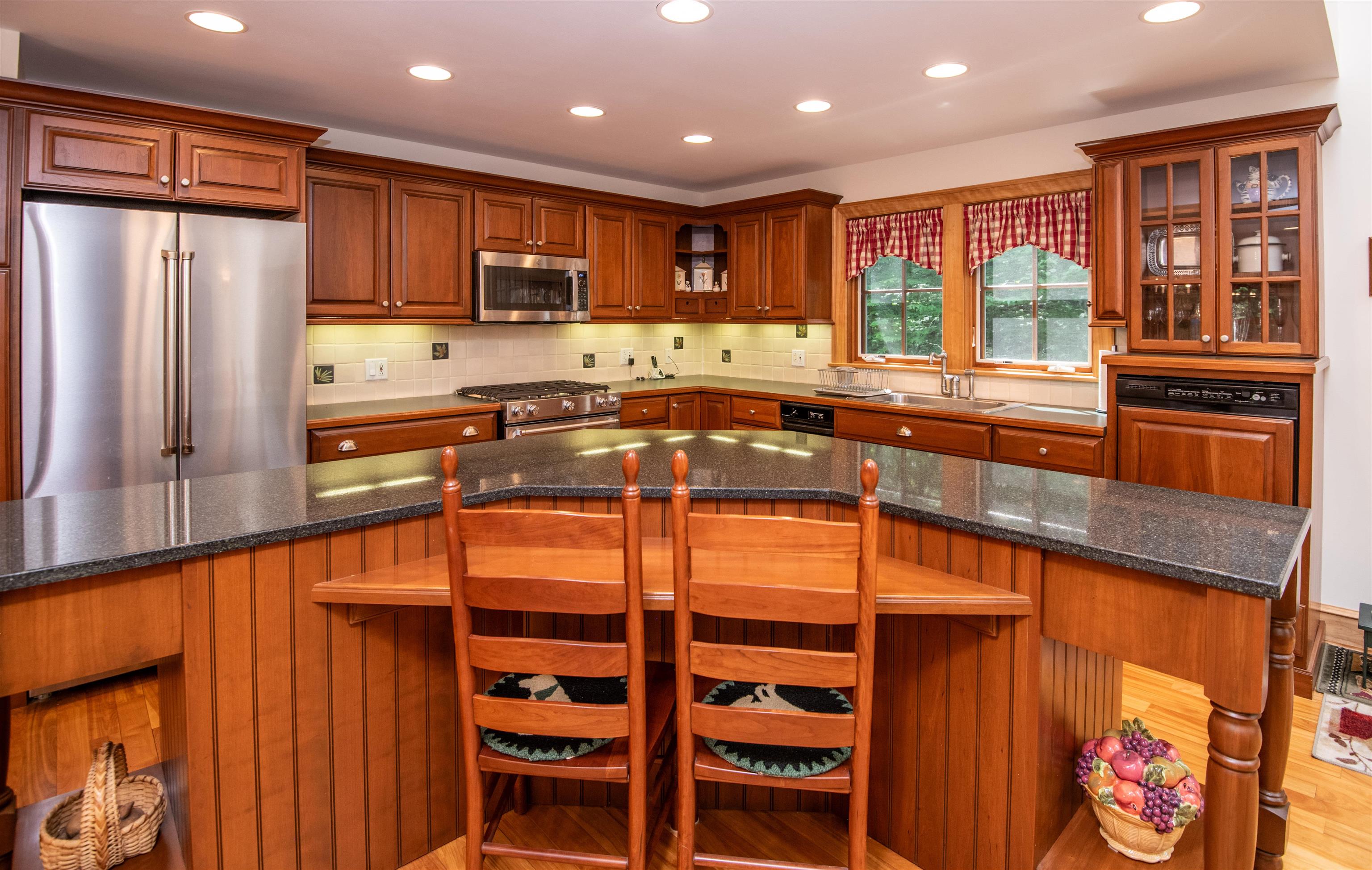 Large Island with Seating for Two 25780912
