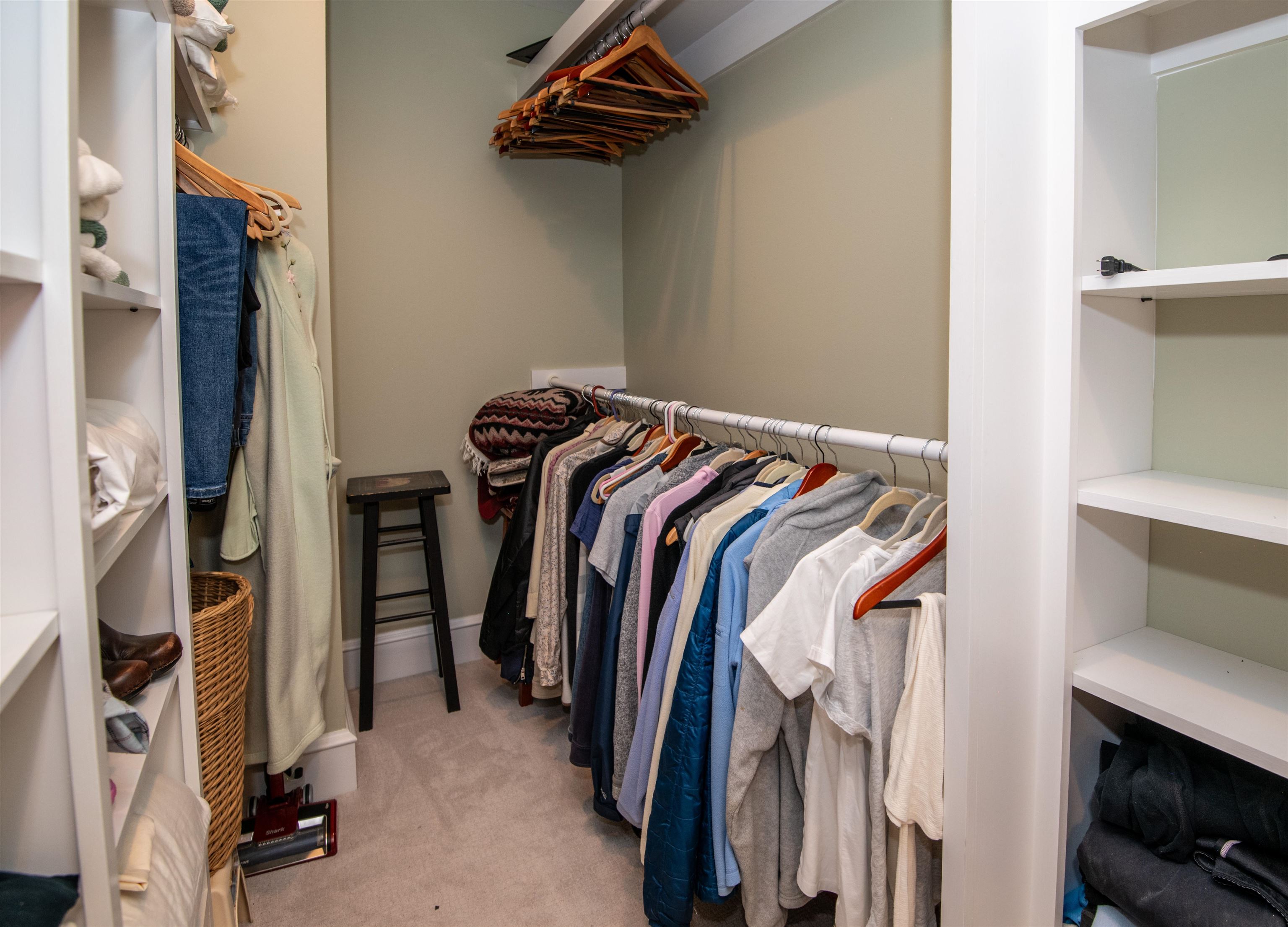And Walk In Closet 25780931