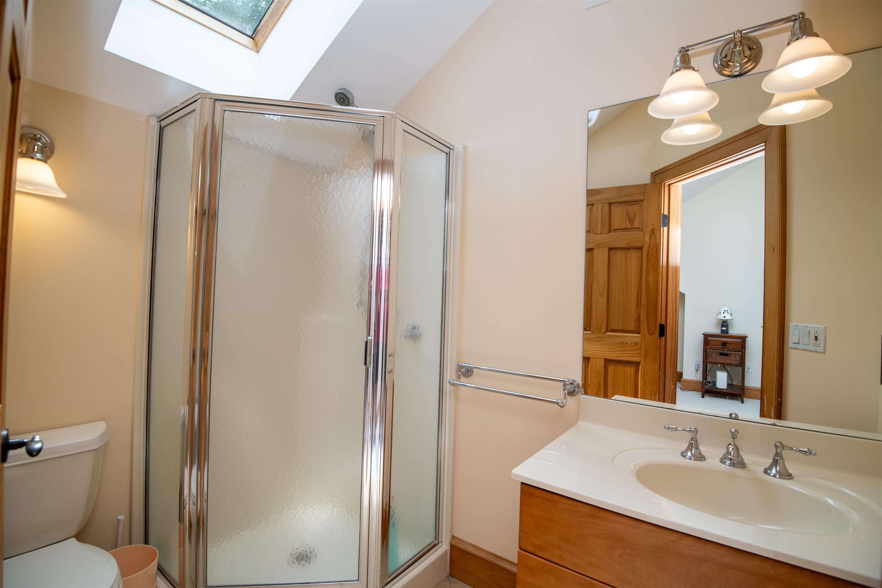 Upper Level Shared Bath 25780953