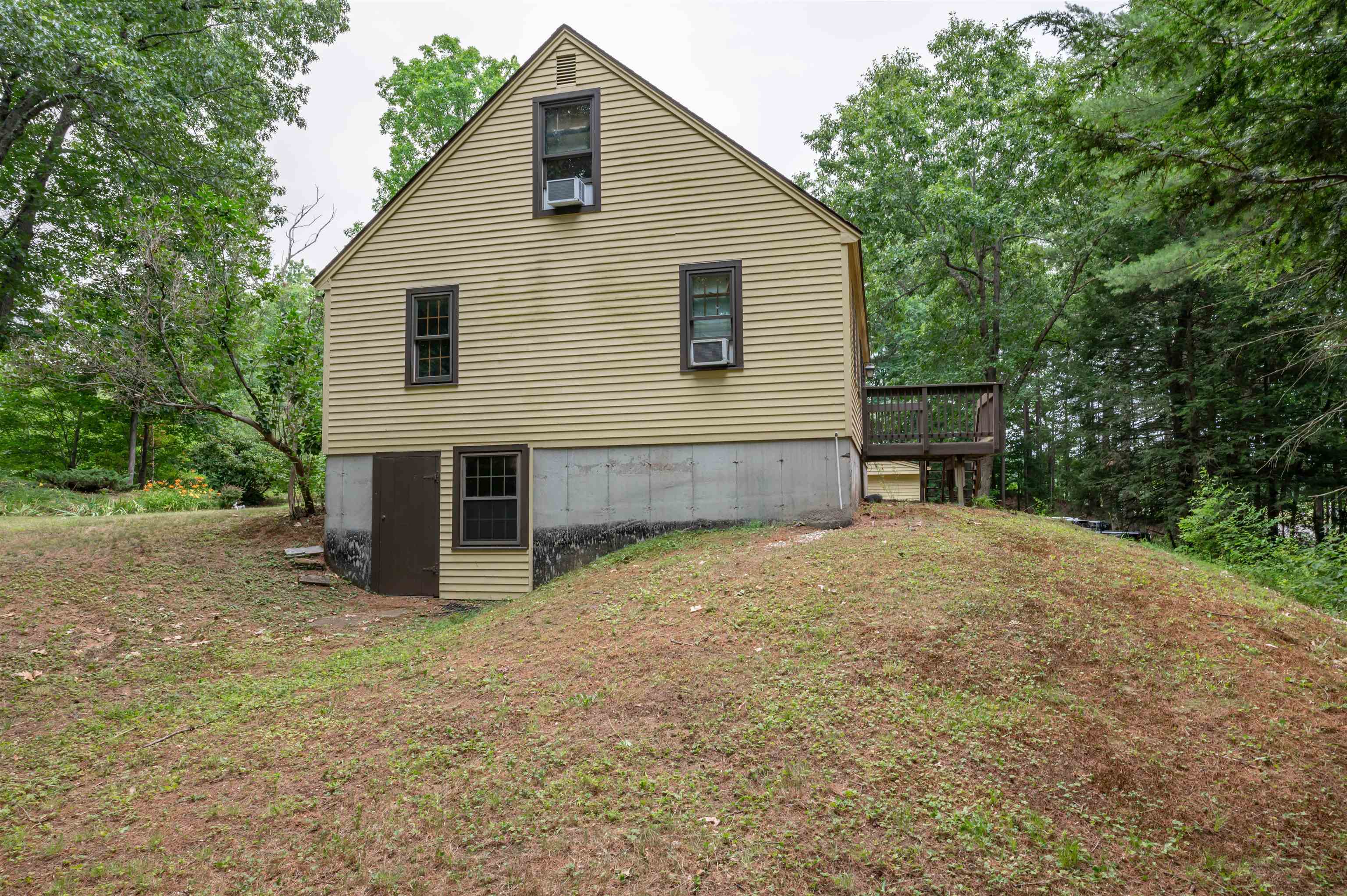 68 Merrimack Rd, Amherst, NH 03031