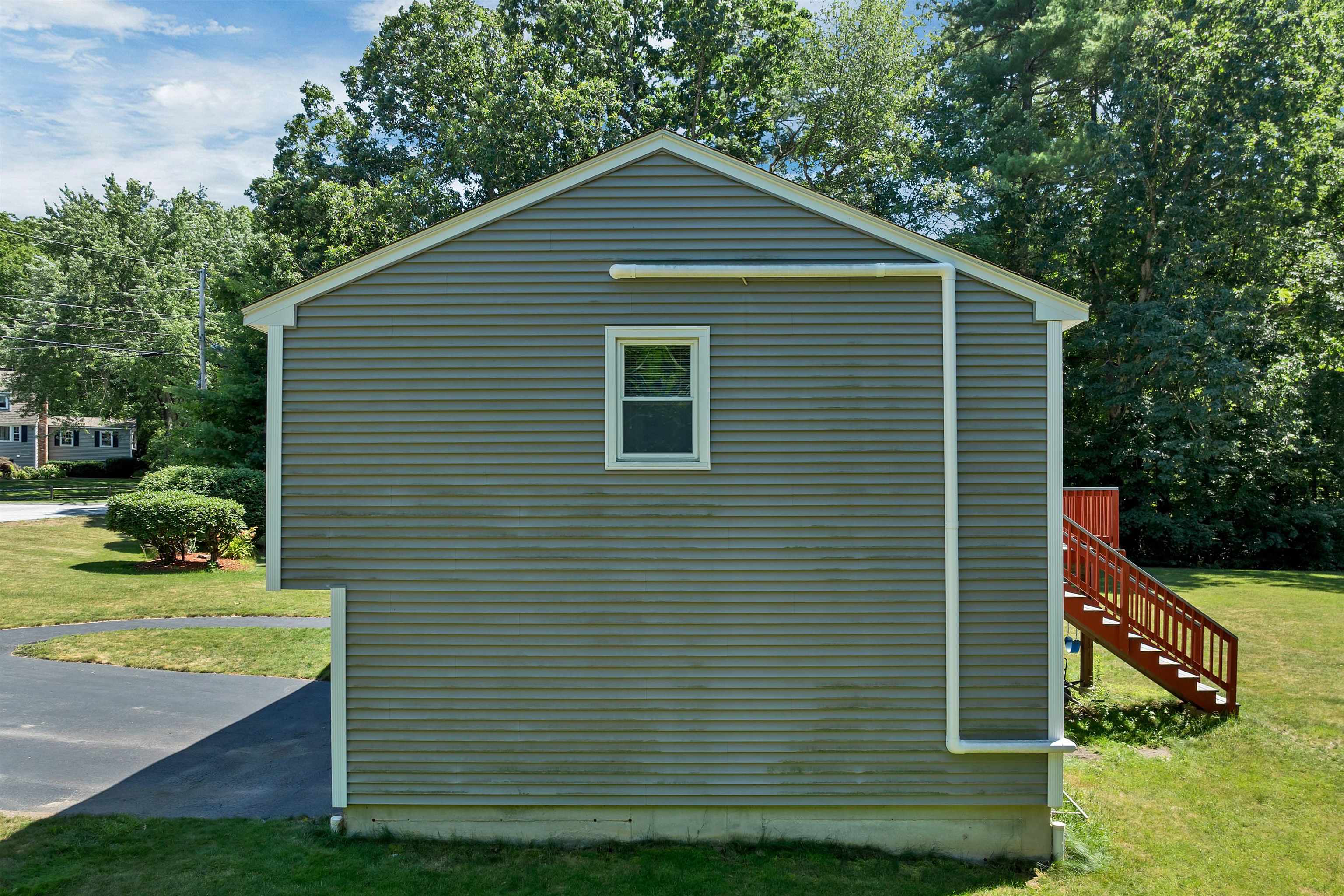 9 Bunker Hill Dr, Londonderry, NH 03053