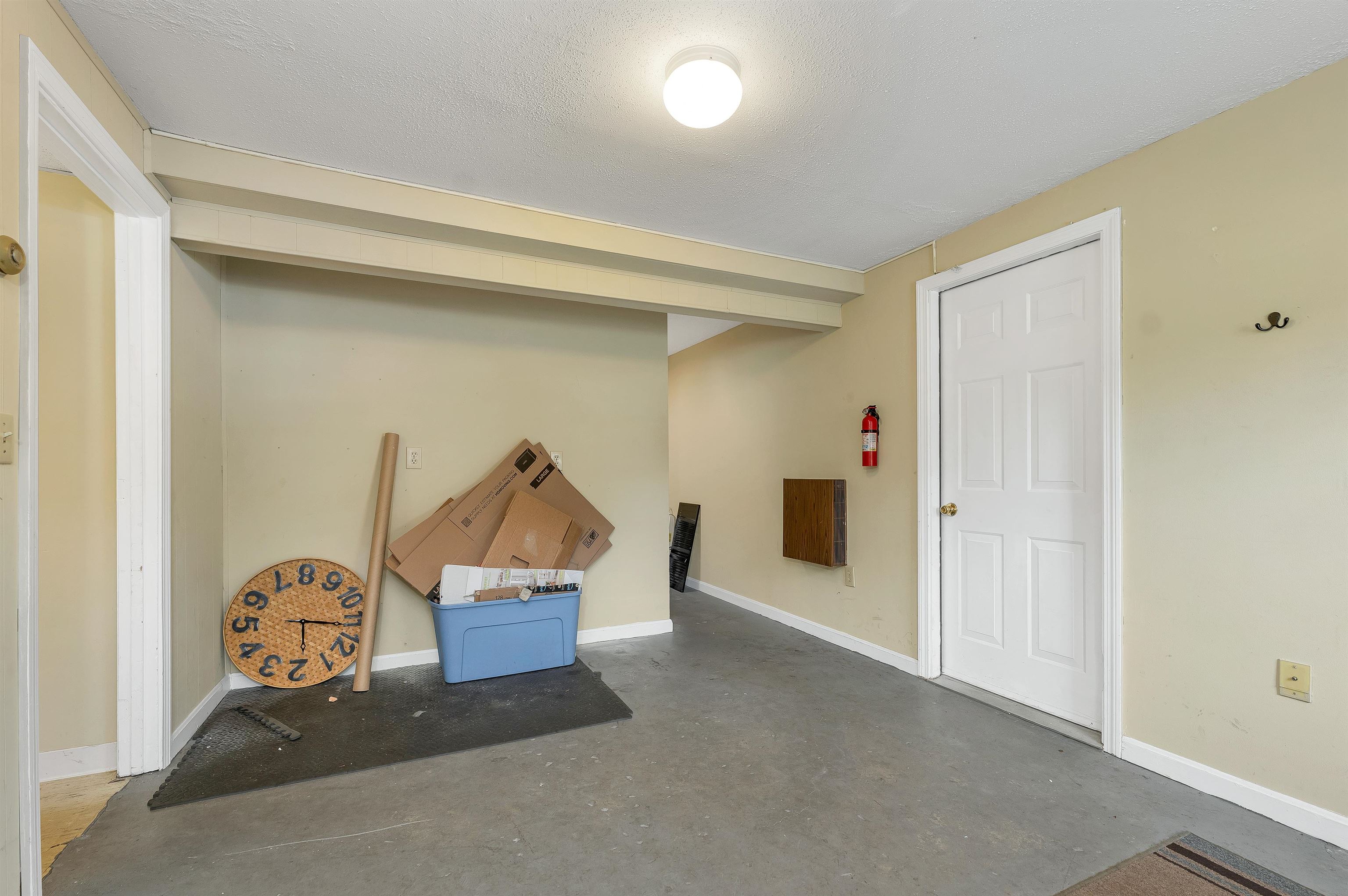 9 Bunker Hill Dr, Londonderry, NH 03053