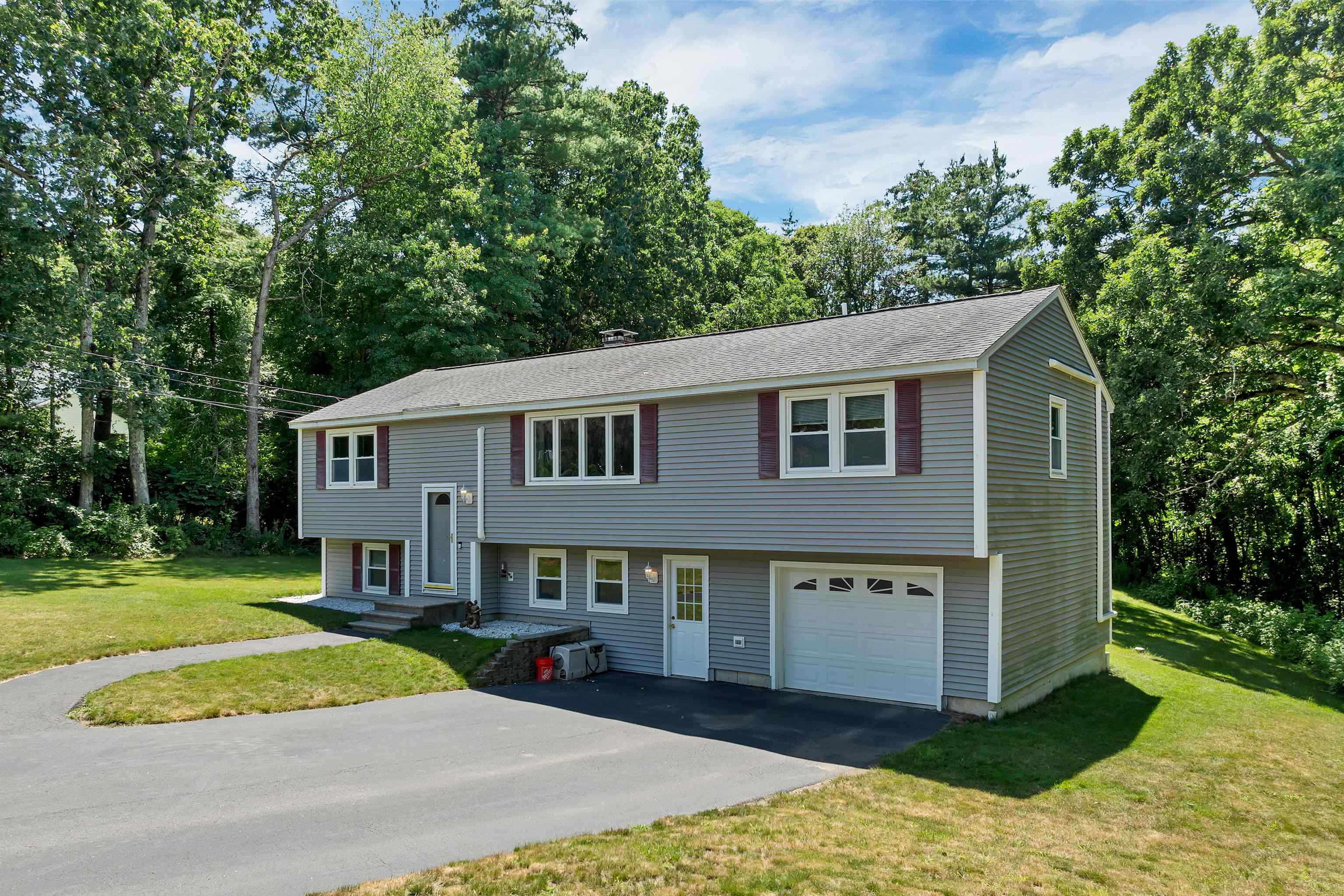 9 Bunker Hill Dr, Londonderry, NH 03053