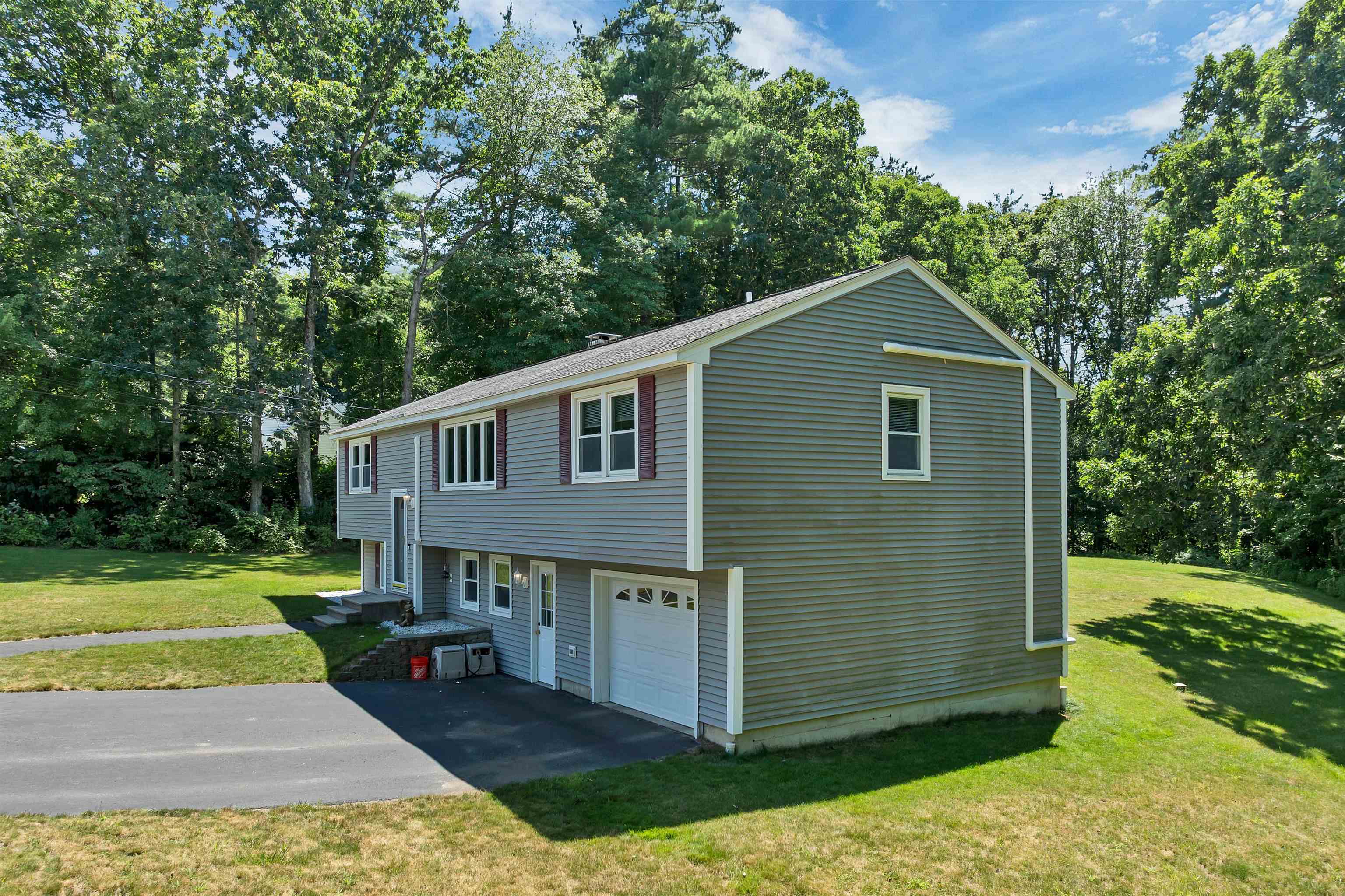 9 Bunker Hill Dr, Londonderry, NH 03053