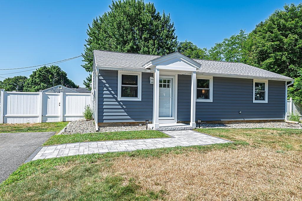 1 Eastmor Ln, Hampton, NH 03842