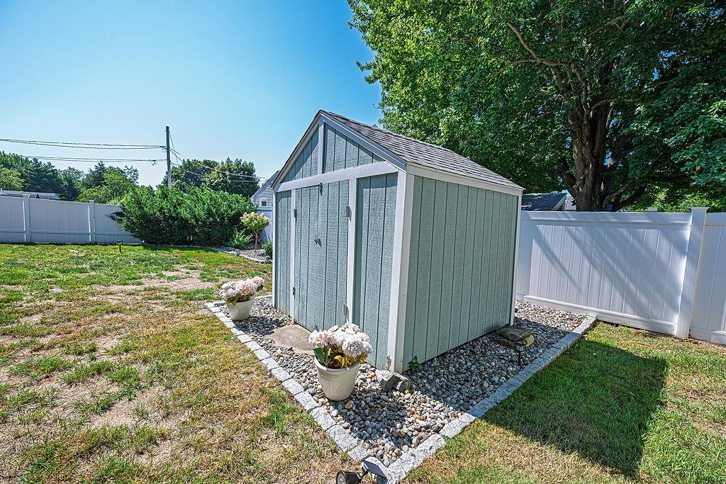 1 Eastmor Ln, Hampton, NH 03842