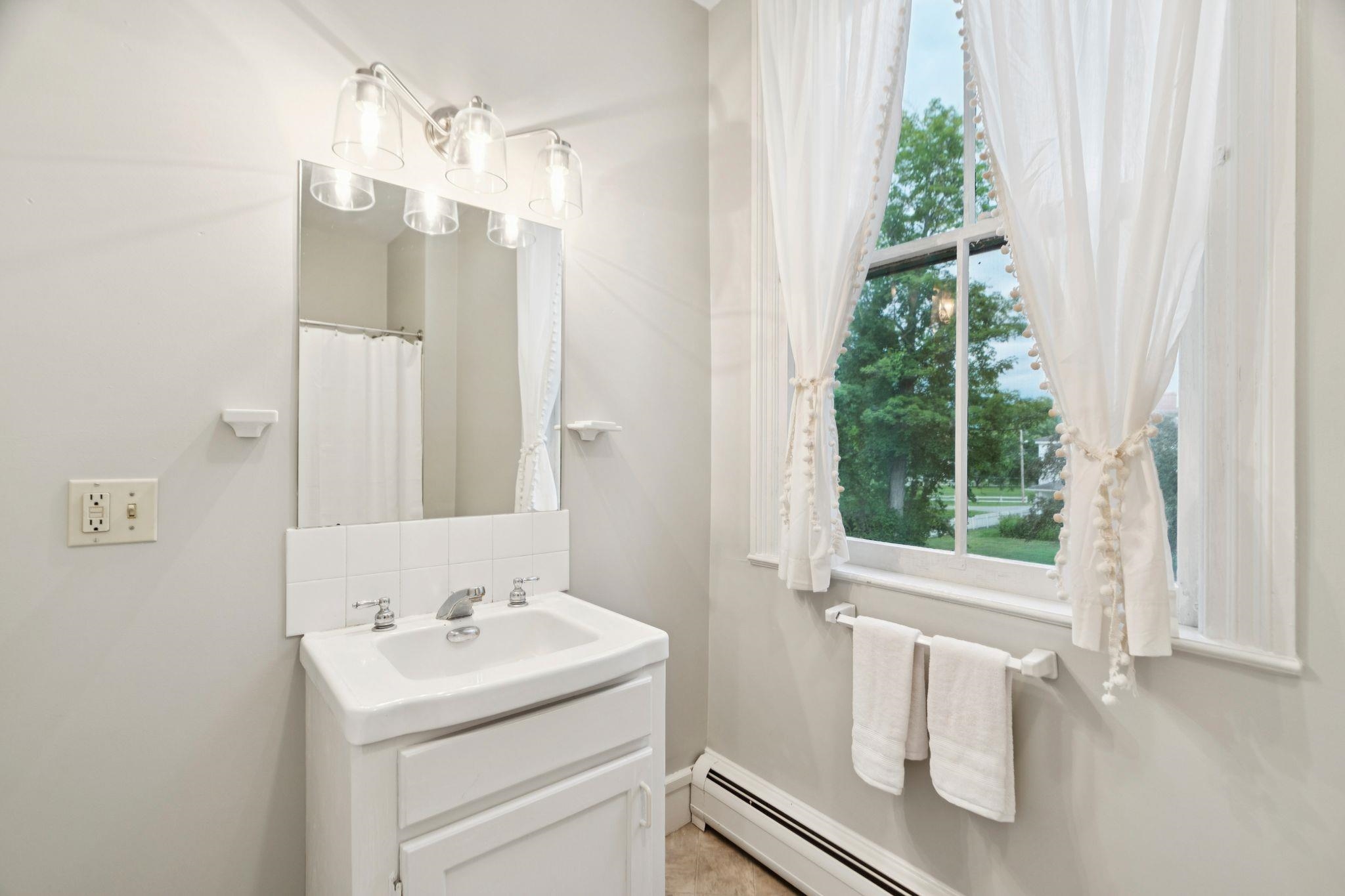 Full bath on 2nd floor